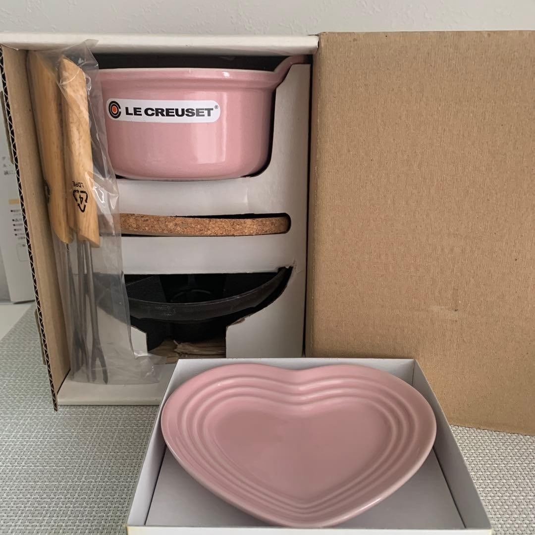 Le Creuset Fondue Set Pink Heart Plate Stand Stoneware Tableware Rare Used: Le Creuset Fondue Set Pink Heart Plate Stand Stoneware Tableware Rare Used Item Specifics: Primary Material: Enamel Color: Pink Material: Enamel-coated California Prop 65 Warning: No Brand: Le Creuset