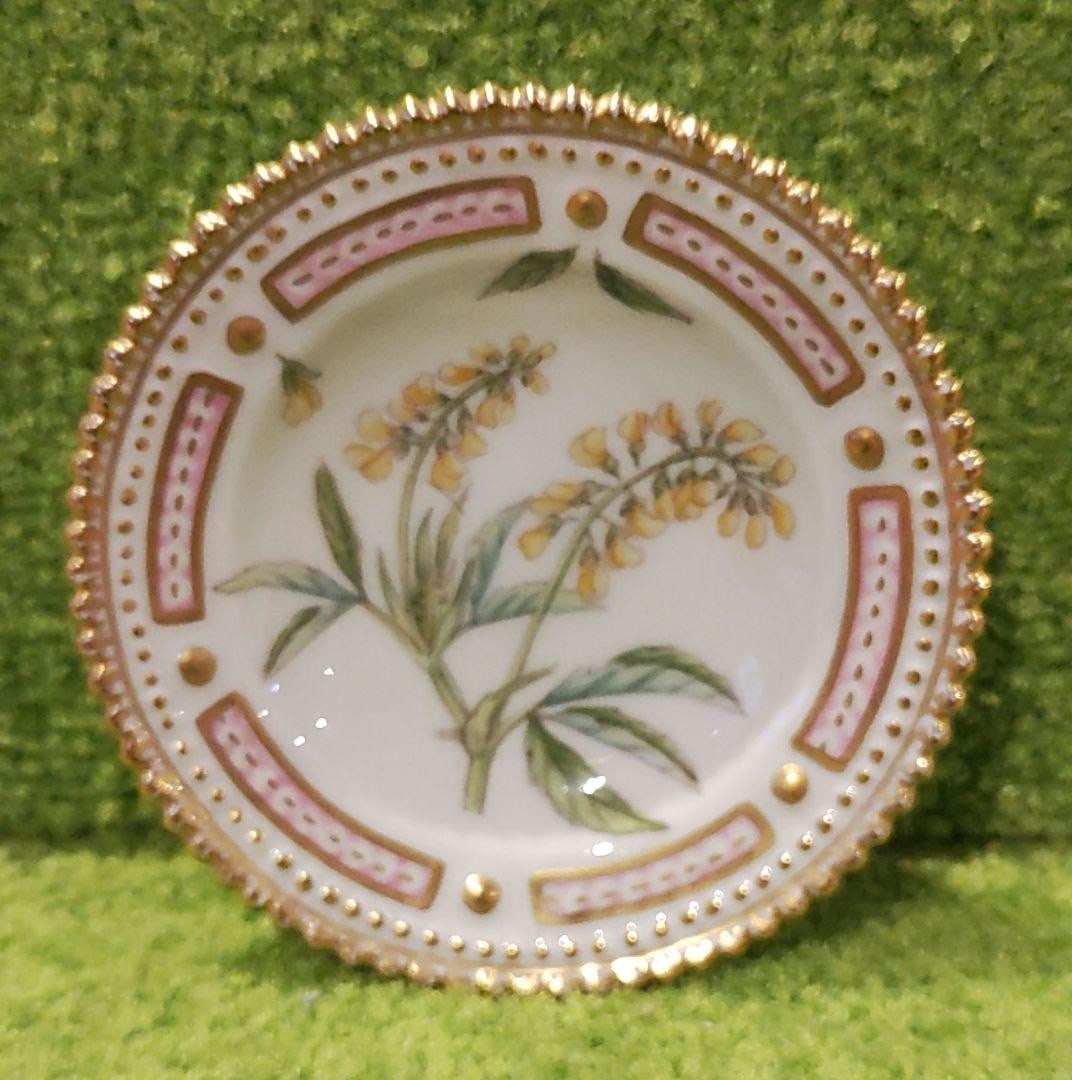 Royal Flora Danica Hand Painted Gold Trim Plate 3in Porcelain: Royal Flora Danica Hand Painted Gold Trim Plate 3in Porcelain Item Specifics: Antique: No Pattern: Flora Danica Shape: Round Occasion: All Occasions Color: Multicolor Set Includes: Plate Material: Por