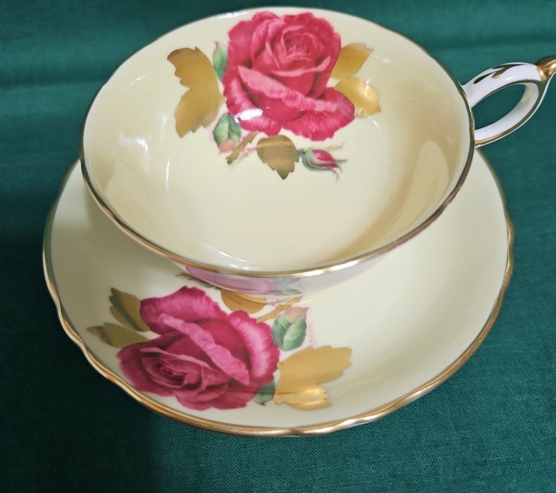 Cabbage Rose Paragon Red Deep Cup Saucer Rare Collectible Signed: Cabbage Rose Paragon Red Deep Cup Saucer Rare Collectible Signed Item Specifics: Origin: NA Number Of Items In Set: NA Shape: NA Signed By: NA Occasion: NA Keeps Cold For: NA Vintage: NA Keeps Hot For