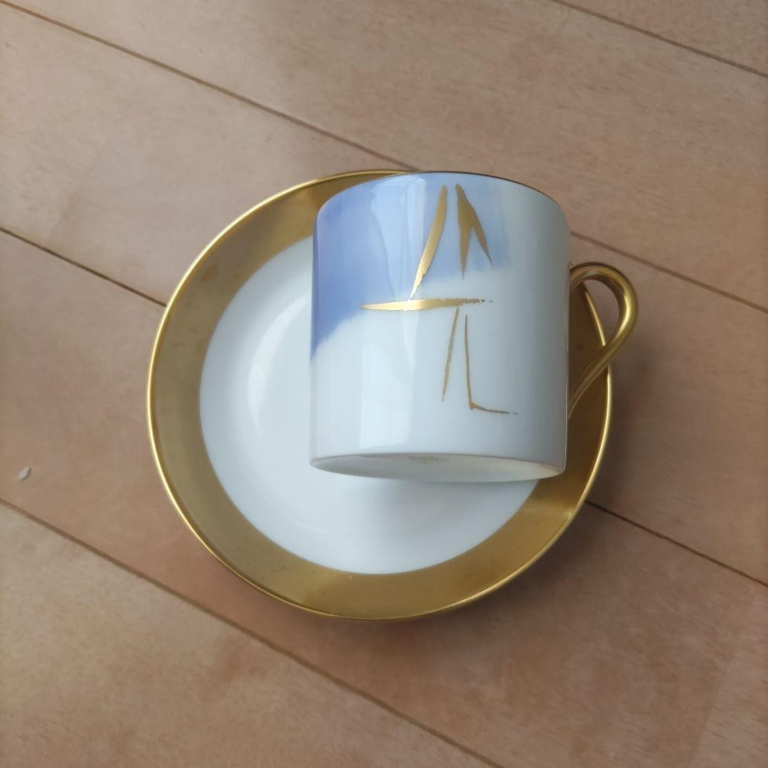 TOKO SHINODA Okura Cup Saucer Gold Blue Porcelain Japan Ceramic Collectible: TOKO SHINODA Okura Cup Saucer Gold Blue Porcelain Japan Ceramic Collectible Item Specifics: Brand: NA Origin: NA Type: Cup & Saucer Color: Gold-painted lapis lazuli blue Country: NA Original/Reproduct