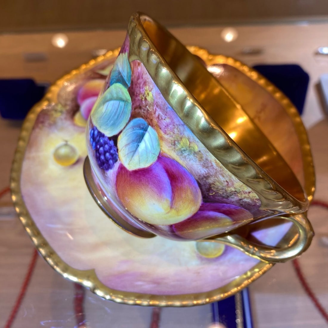Hand Painted Fruit Gold Trim Royal Worcester Collectible Cup Saucer Tableware: Hand Painted Fruit Gold Trim Royal Worcester Collectible Cup Saucer Tableware Item Specifics: Origin: NA Number Of Items In Set: NA Shape: NA Signed By: NA Occasion: NA Keeps Cold For: NA Vintage: NA 