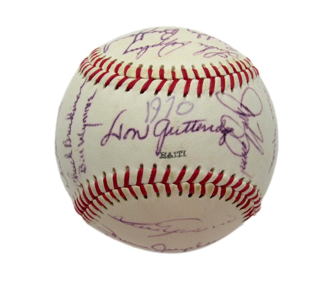 1969 Chicago White Sox Team Signed Baseball (26) Luis Aparicio HOF 193597: 1969 Chicago White Sox Team Signed Baseball (26) Luis Aparicio HOF 193597 Signed by 26 members of the 1969 Chicago White Sox, this baseball bears the signatures of legendary shortstop Luis Aparicio, a