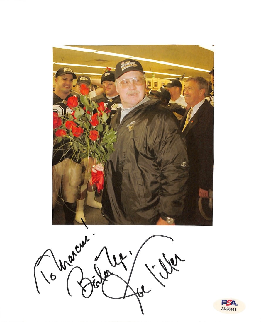 Joe Tiller Signed/ Auto/ Inscr 5x5.5 Photo Purdue Rose Bowl PSA/ DNA 185183: Joe Tiller Signed/ Auto/ Inscr 5x5.5 Photo Purdue Rose Bowl PSA/ DNA 185183 Joe Tiller's 5x5.5 photo from the 1994 Purdue Rose Bowl game bears his signature and inscription, a unique piece for footbal