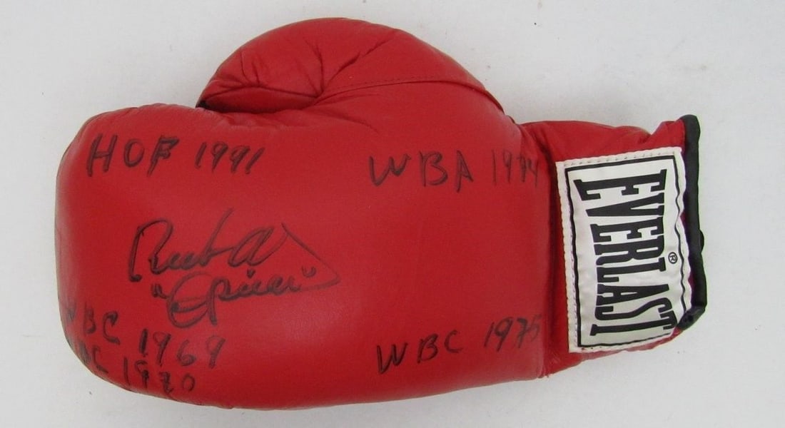 Ruben Olivares Signed Everlast Boxing Glove JSA 134517: Ruben Olivares Signed Everlast Boxing Glove JSA 134517 Signed by Ruben Olivares, this Everlast boxing glove is a unique piece for collectors. The glove bears a JSA authenticated signature, making it