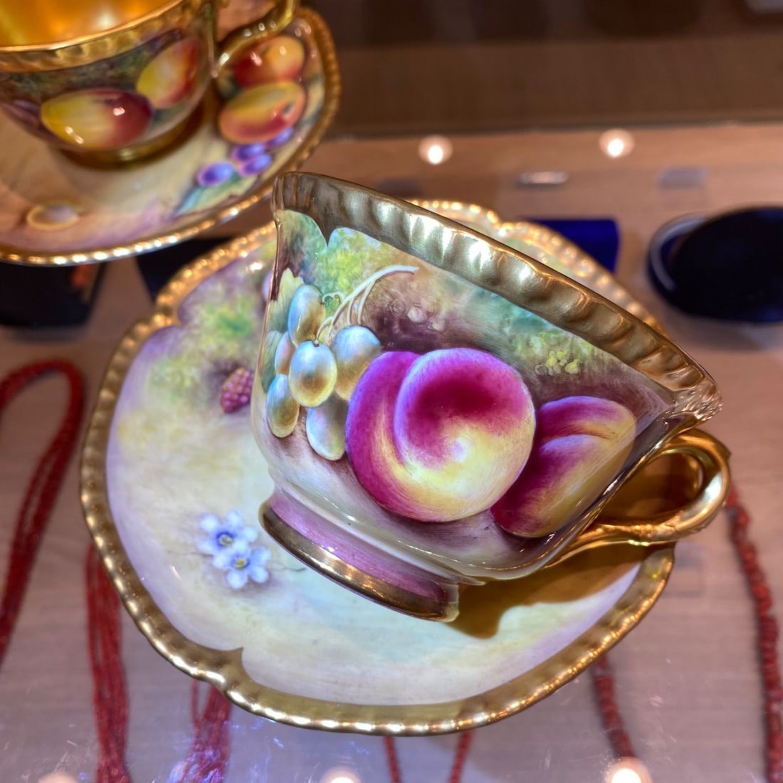 Hand Painted Fruit Gold Cup Royal Worcester Saucer Collectible Tableware: Hand Painted Fruit Gold Cup Royal Worcester Saucer Collectible Tableware Item Specifics: Origin: NA Number Of Items In Set: NA Shape: NA Signed By: NA Occasion: NA Keeps Cold For: NA Vintage: NA Keeps