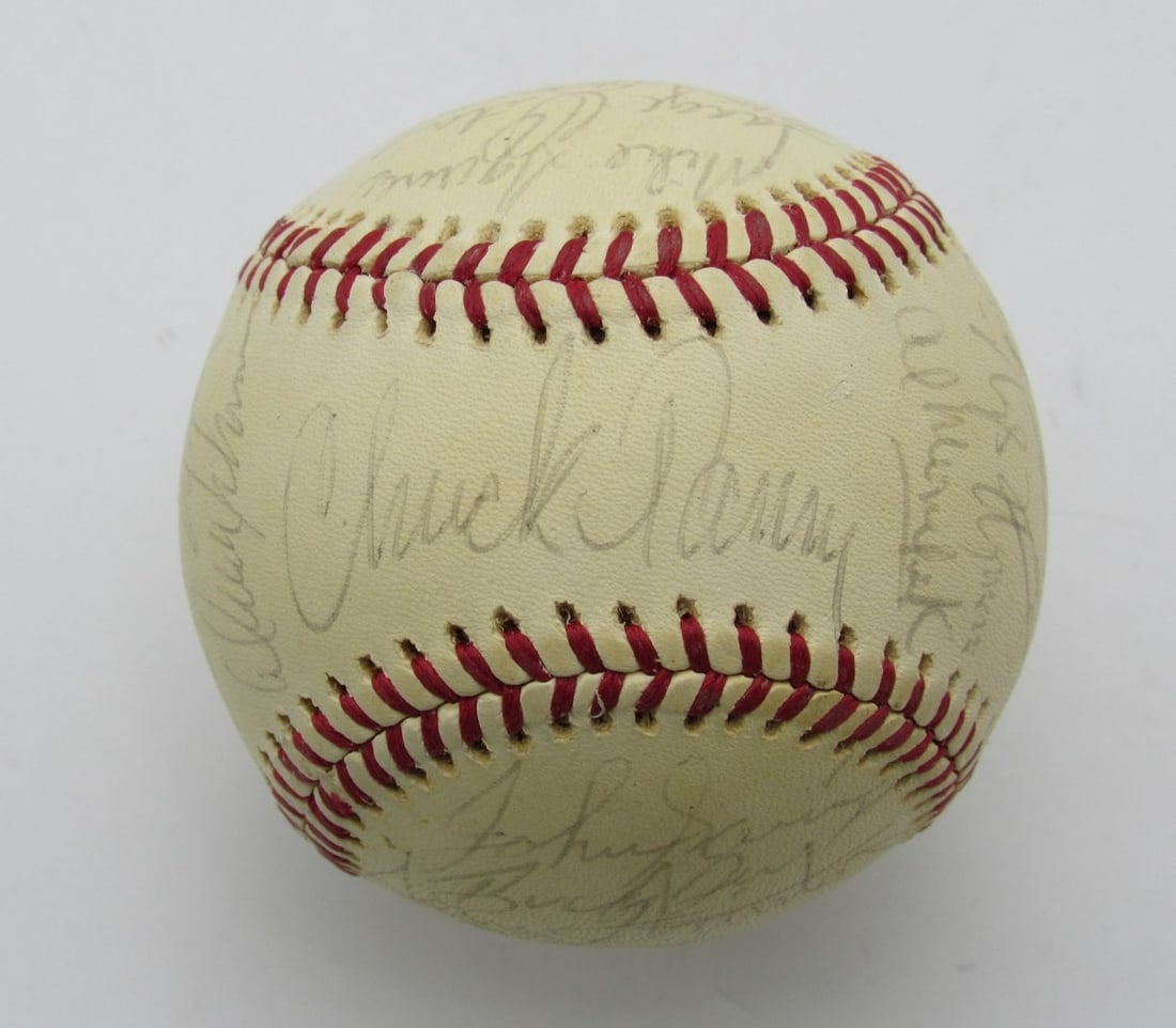 1975 Chicago White Sox Team Signed/ Auto (27) OAL Baseball Gossage HOF 199985: 1975 Chicago White Sox Team Signed/ Auto (27) OAL Baseball Gossage HOF 199985 27 signed baseballs from the 1975 Chicago White Sox, including a Hall of Fame inductee, are featured in this official MLB 