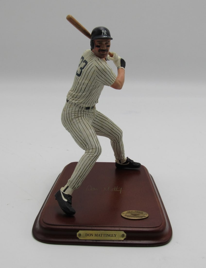 New York Yankees Mattingly Danbury Mint Figurine: New York Yankees Mattingly Danbury Mint Figurine The Danbury Mint's New York Yankees Mattingly figurine is a detailed, officially licensed collectible featuring the iconic player from the 1980s. This 