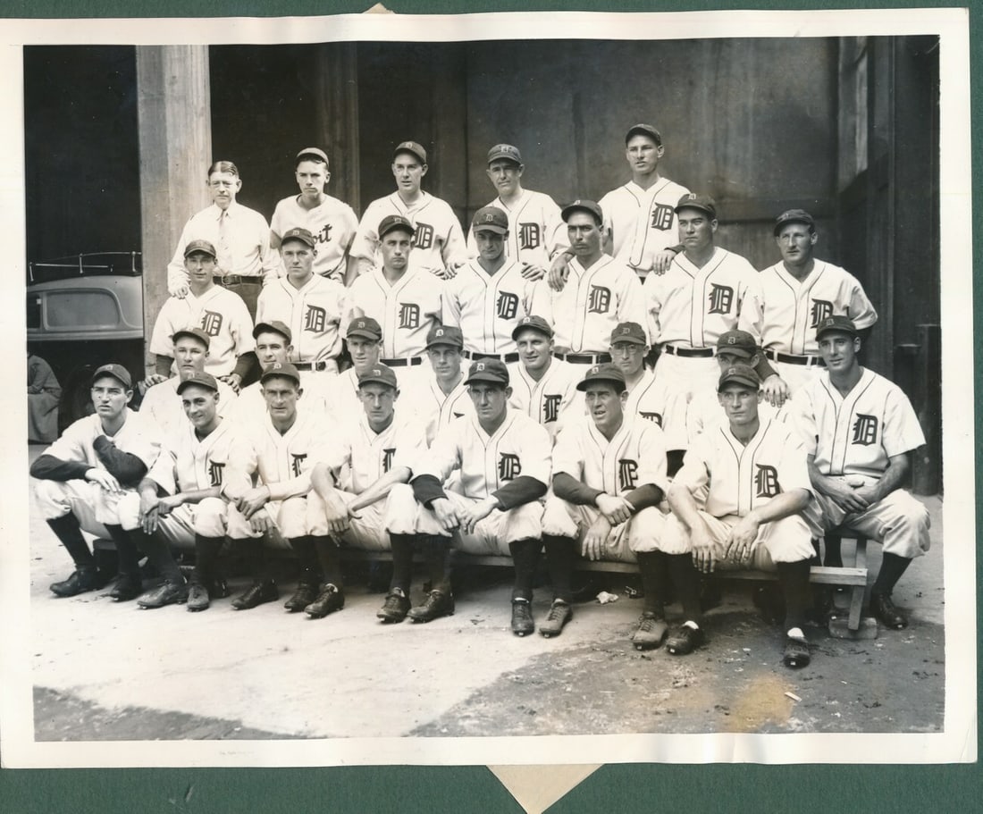 1934 Detroit Tigers Team 6.5x8.5 B/ W Wire/ Press Team Photo 150733: 1934 Detroit Tigers Team 6.5x8.5 B/ W Wire/ Press Team Photo 150733 Original 1934 Detroit Tigers team photo, measuring 6.5x8.5 inches, printed on wire mesh and press paper, bearing a black and white i