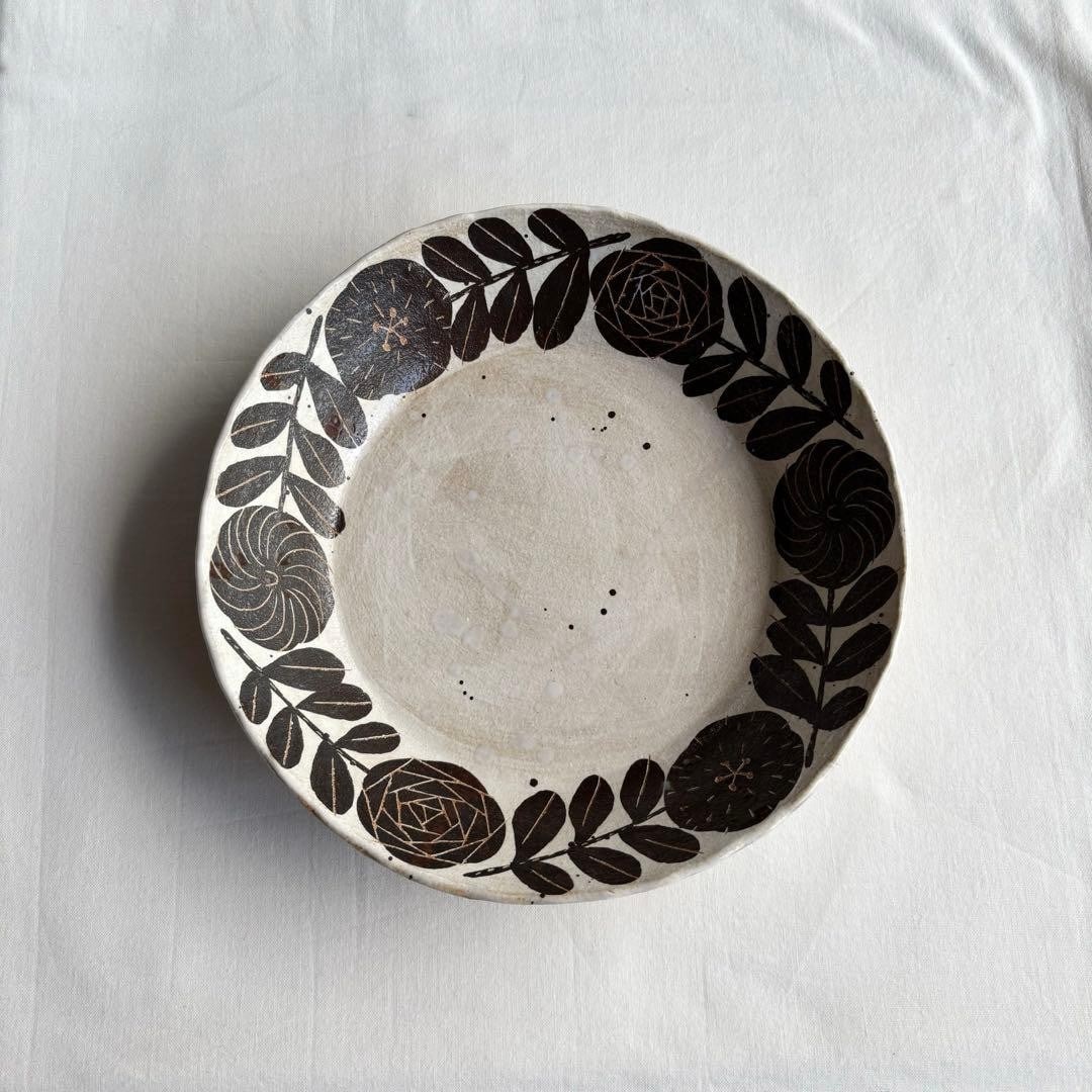 Makoto Kagoshima Floral Black Ceramic Plate 7.5" Handcrafted Floral Design: Makoto Kagoshima Floral Black Ceramic Plate 7.5" Handcrafted Floral Design Item Specifics: Pattern: Floral Shape: Round Occasion: All Occasions Color: Multicolor Material: Porcelain Set Includes: Plat