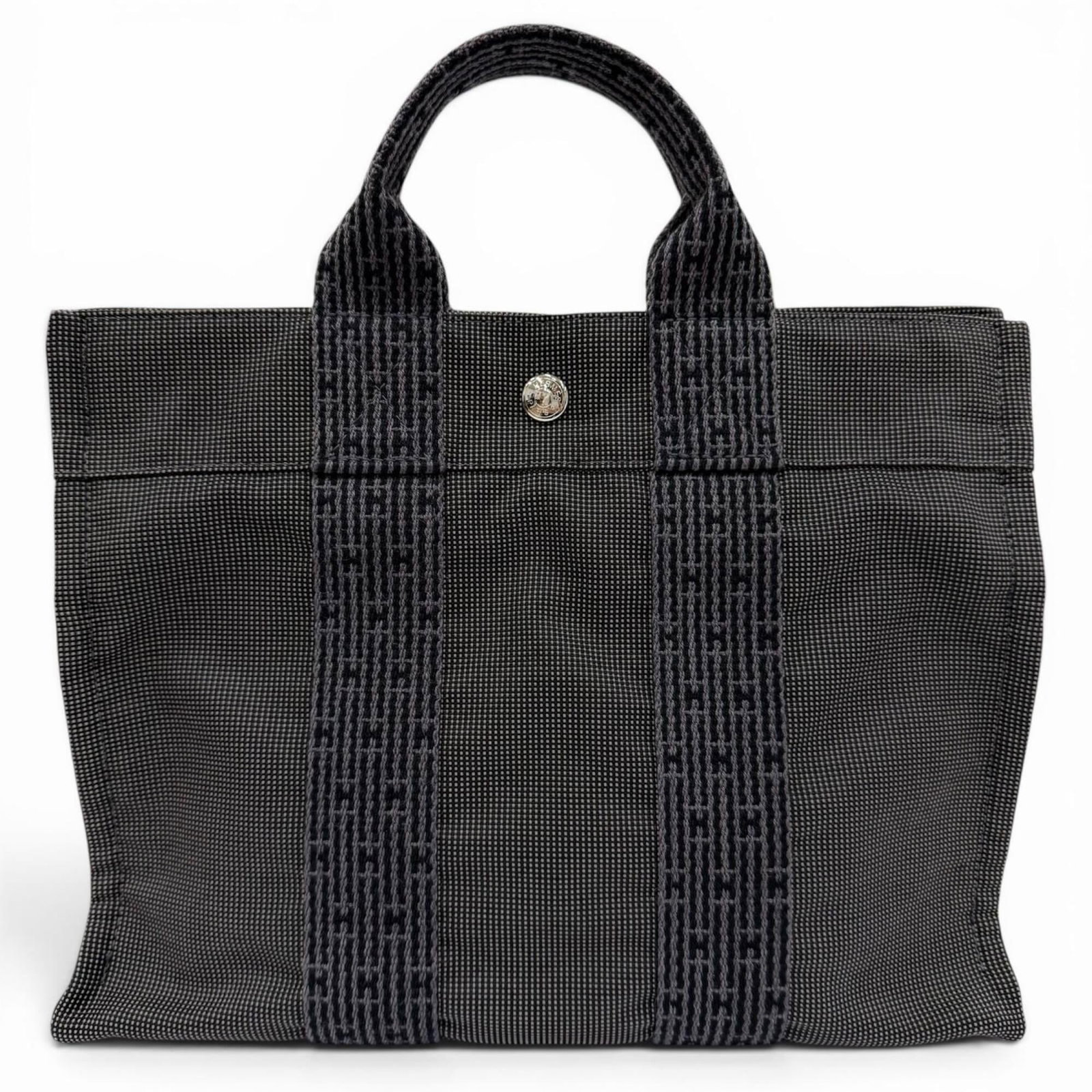 HERMES Handbag Tote Bag Polyamide Polyester: HERMES Handbag Tote Bag Polyamide Polyester Polyamide and polyester blend materials create a durable and versatile tote bag from the renowned French brand Hermes. Measuring 23cm x 30cm x 8cm, this