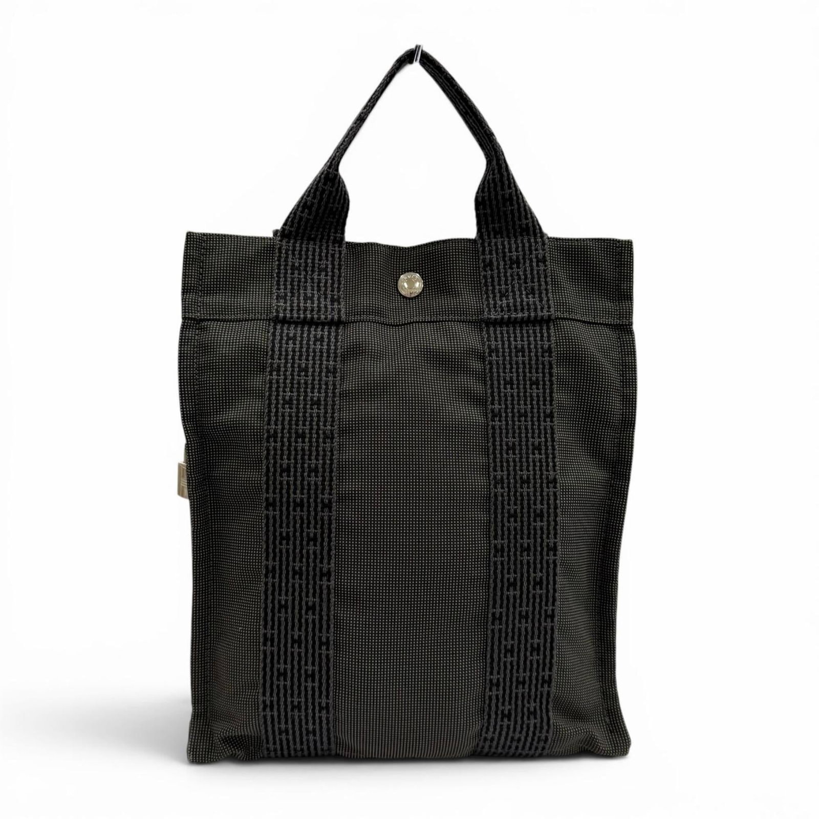 HERMES Backpack Polyamide Polyester: HERMES Backpack Polyamide Polyester Gray Herm?s Backpack with a mix of polyamide and polyester materials, measuring 30cm x 26cm x 6.5cm, in like new condition with minimal wear. The backpack's design
