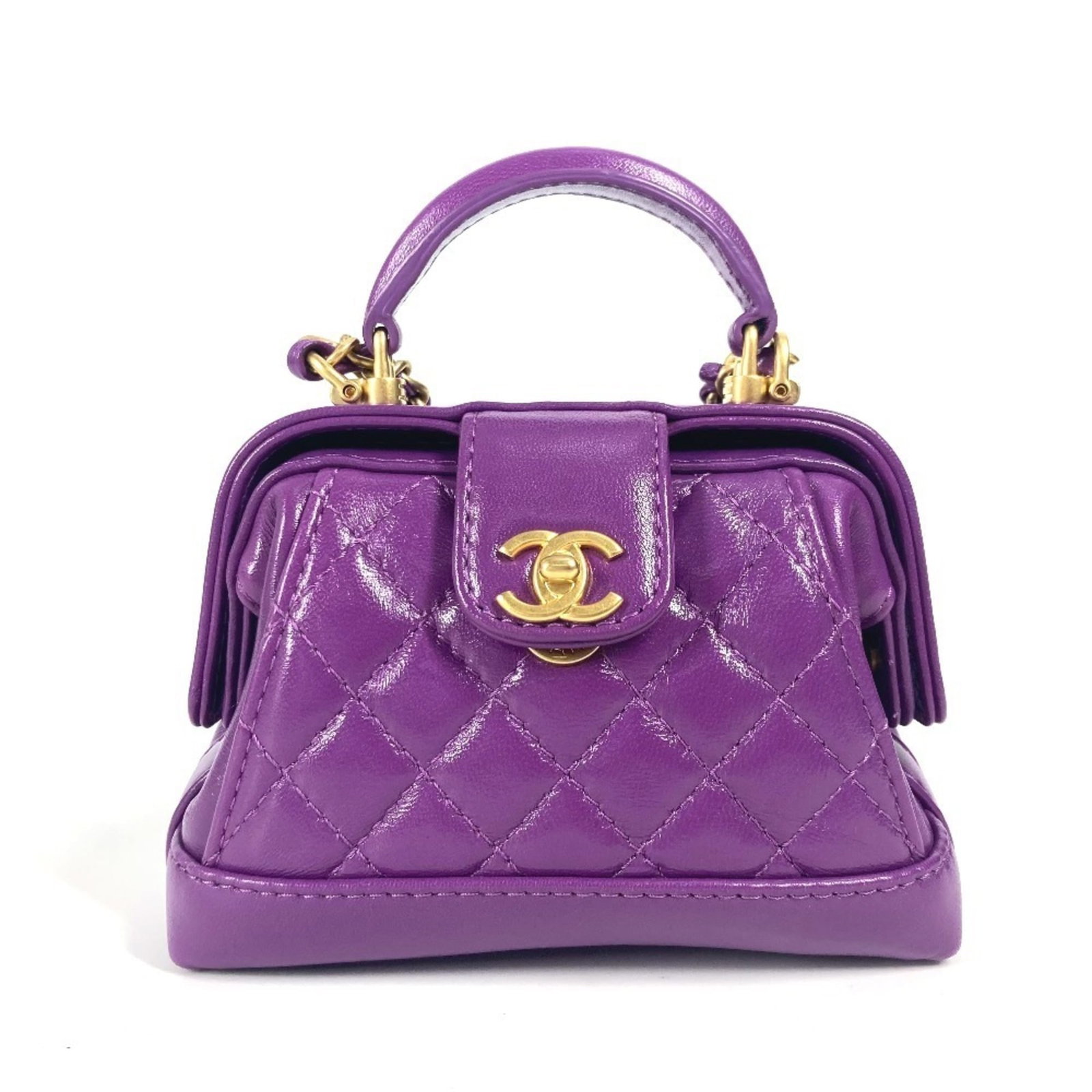 CHANEL Shoulder Bag Leather: CHANEL Shoulder Bag Leather Purple leather shoulder bag from CHANEL, measuring 9cm x 13cm x 5cm, in like new condition with faint traces of wear, and functions as new. Made from high-quality leather,