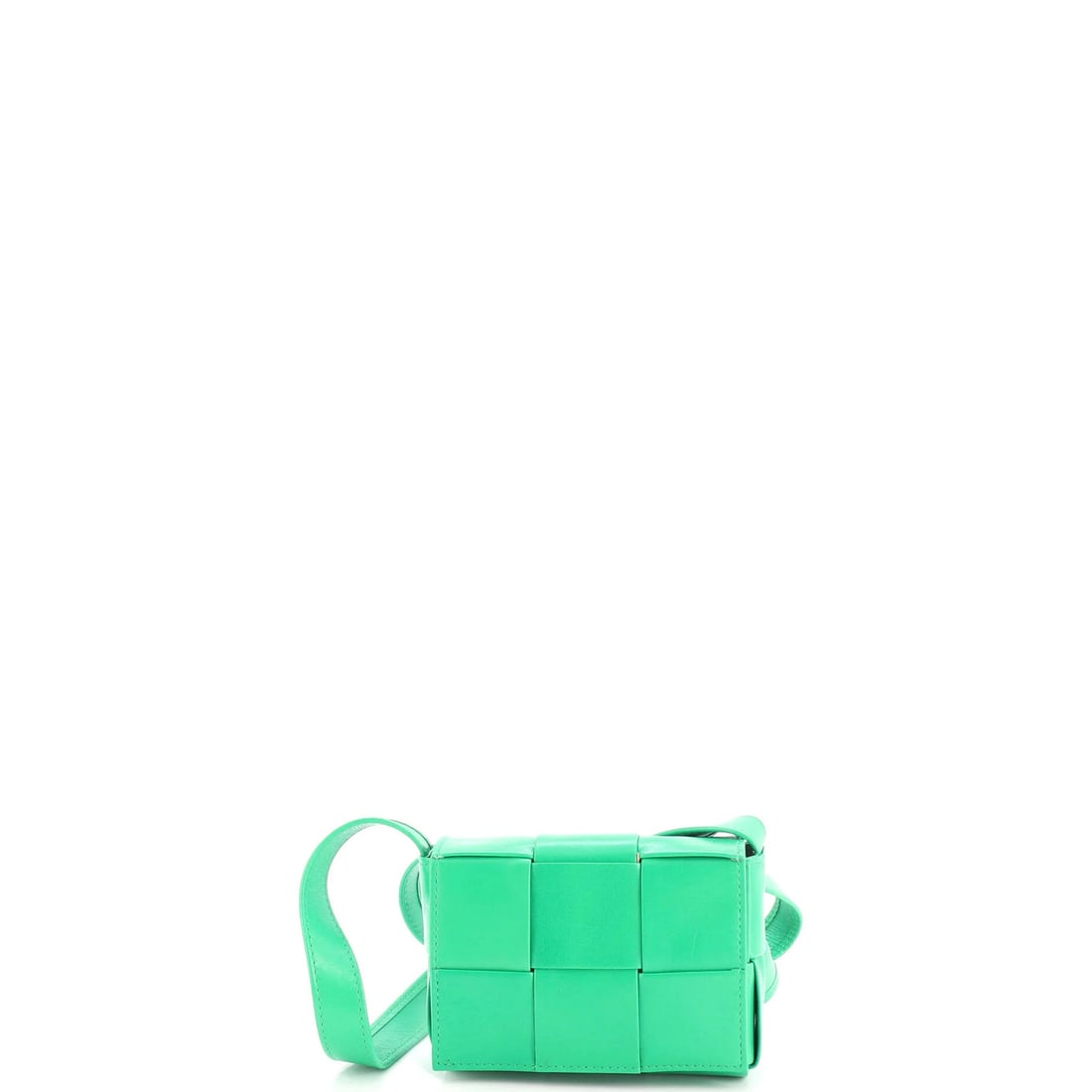 Cassette Leather Crossbody Bag Intrecciato Maxi Veneta Bottega Candy: Cassette Leather Crossbody Bag Intrecciato Maxi Veneta Bottega Candy Cassette Leather Crossbody Bag Intrecciato Maxi Veneta Bottega Candy is a stunning green leather crossbody bag featuring intricate