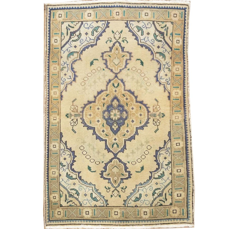 Vintage Distressed Handmade Tribal Wool Oriental Rug Entryway Carpet 3X5 Ft Hand-Knotted: Vintage Distressed Handmade Tribal Wool Oriental Rug Entryway Carpet 3X5 Ft Hand-Knotted Hand-knotted in wool, this vintage 3x5 ft tribal wool oriental rug boasts a unique floral pattern and muted col