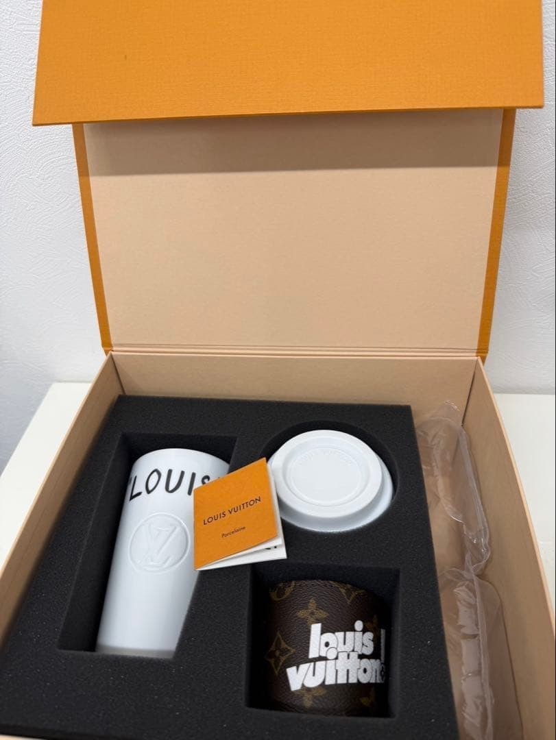Louis Vuitton Monogram Cup Louis Porcelain Mug White Brown Boxed Sleeve: Louis Vuitton Monogram Cup Louis Porcelain Mug White Brown Boxed Sleeve Item Specifics: Brand: LOUIS VUITTON Type: Mug Color: White Item Height: 17 cm / 6.69 in Set Includes: Mug Sleeve Material: Porc