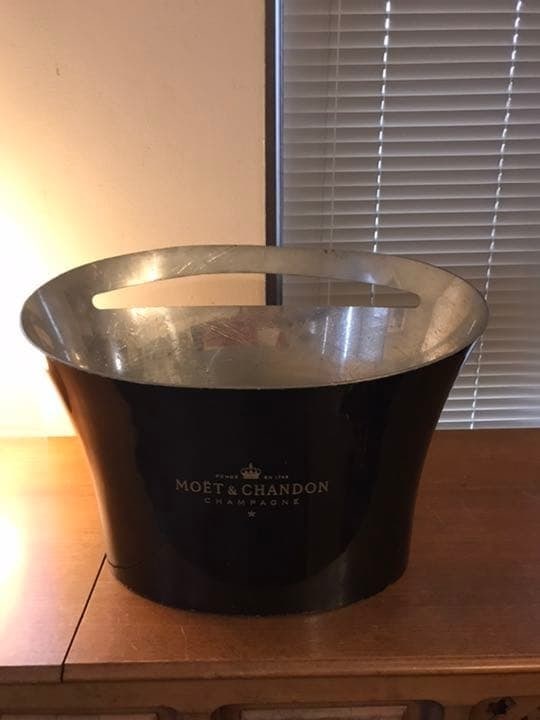 Mot & Chandon Cooler Vintage Champagne Ice Bucket Wine Chiller Used: Mot & Chandon Cooler Vintage Champagne Ice Bucket Wine Chiller Used Item Specifics: Number Of Items In Set: 1 Shape: Cylinder Occasion: All Occasions Color: Black Set Includes: None Material: Metal Ma