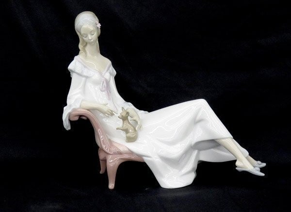 Lady Figurine Porcelain Dog Chihuahua Lladro Limited (1 of 9)