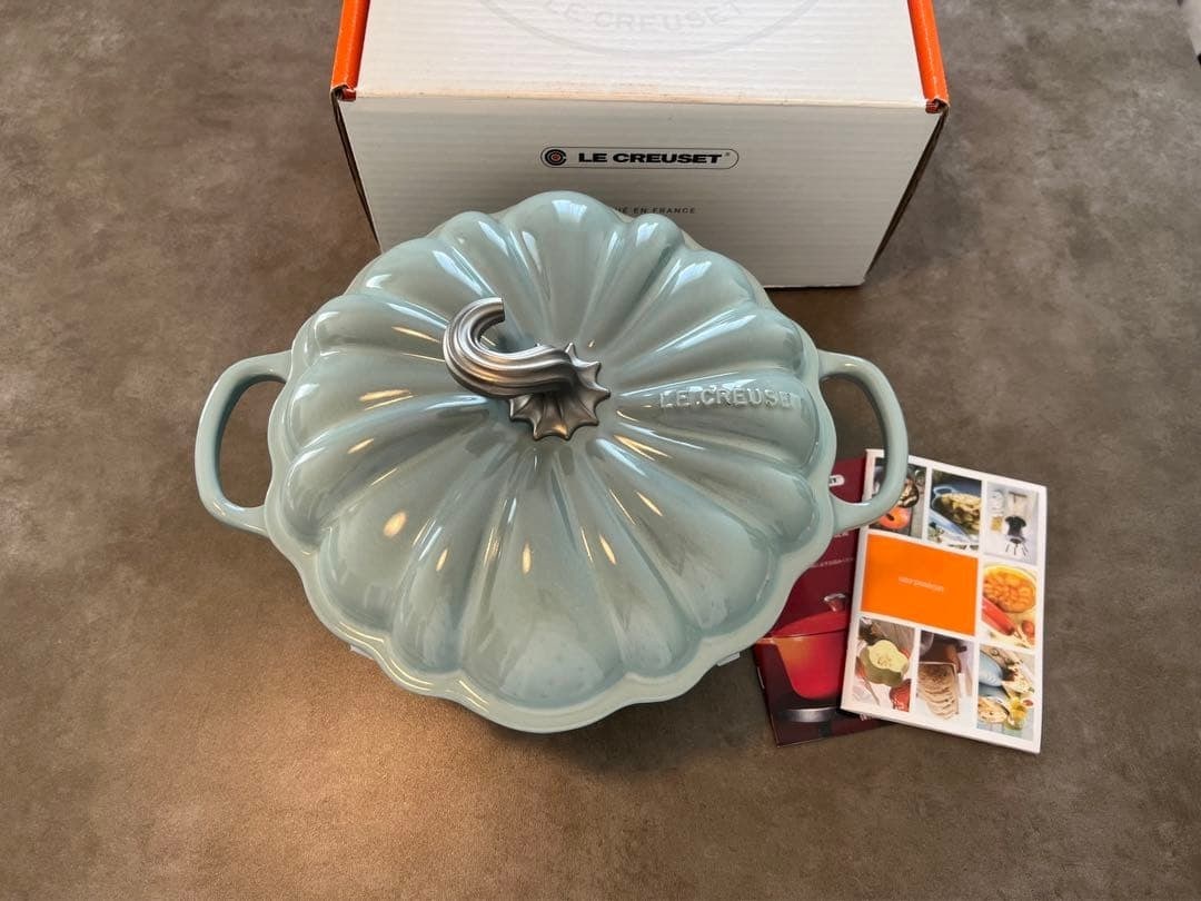 Signature Cocotte Pumpkin 9.4in Sea Salt New Cast Iron Le: Signature Cocotte Pumpkin 9.4in Sea Salt New Cast Iron Le Item Specifics: Stove Type Compatibility: ElectricGasInduction Shape: Pumpkin Color: Sea Salt Item Diameter: 26 cm (33 cm including handles) M