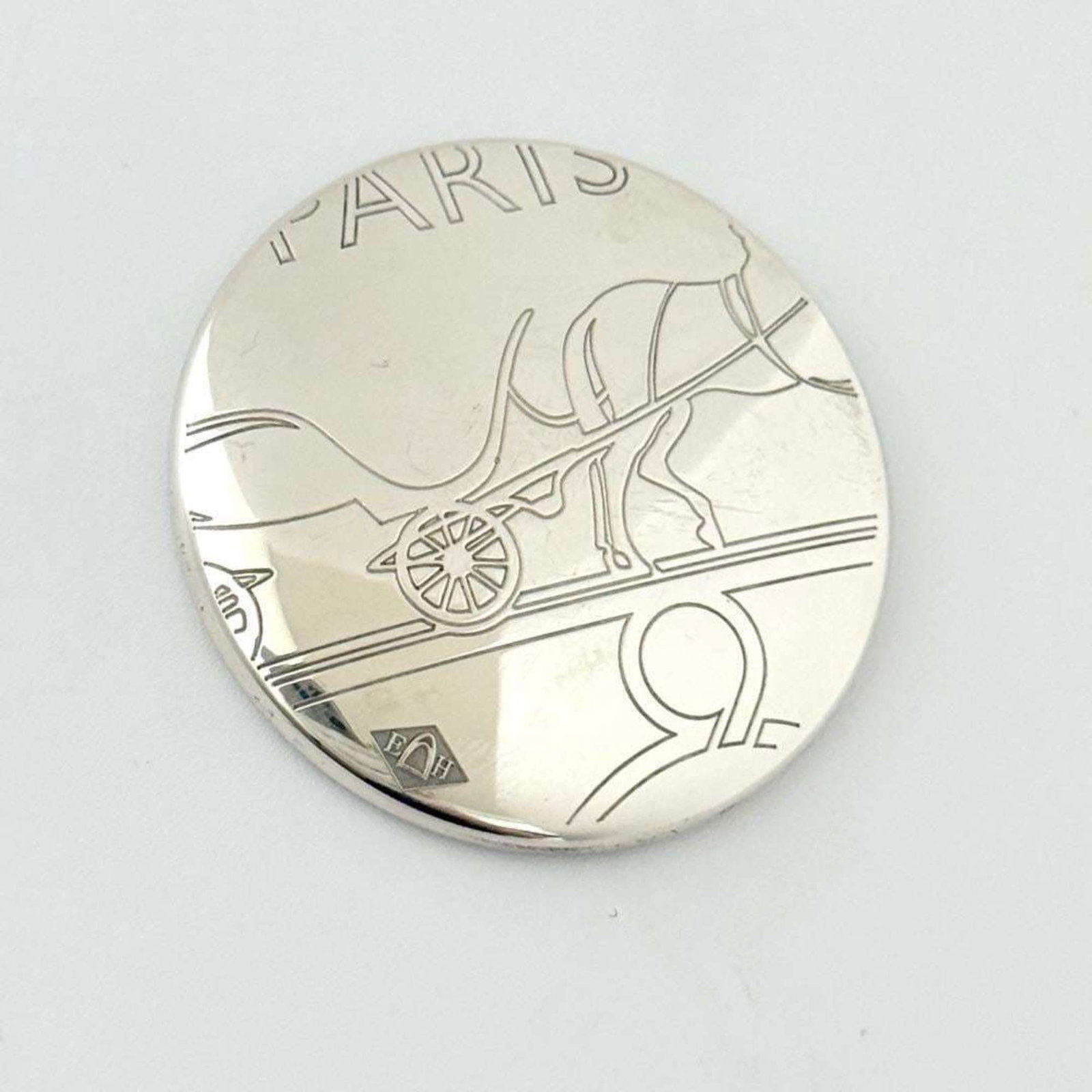HERMES Brooch Silver 925: HERMES Brooch Silver 925 Silver 925 Hermes Brooch in Very Good Condition. This gently used brooch features a high-quality silver 925 material and bears a signature. Minor signs of wear, including smal