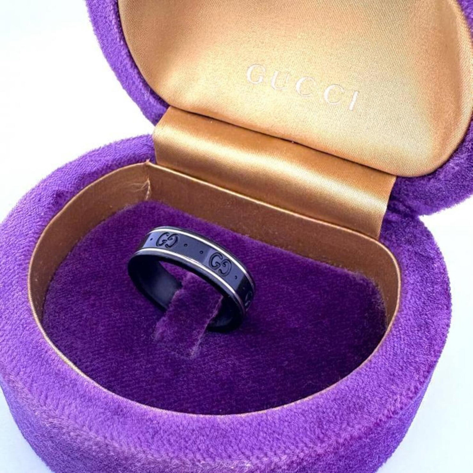 GUCCI Band Ring White Gold (18K): GUCCI Band Ring White Gold (18K) White gold (18K) band ring from Gucci, featuring a sleek and modern design. This item bears a signature and is made from high-quality white gold, with visible wear and