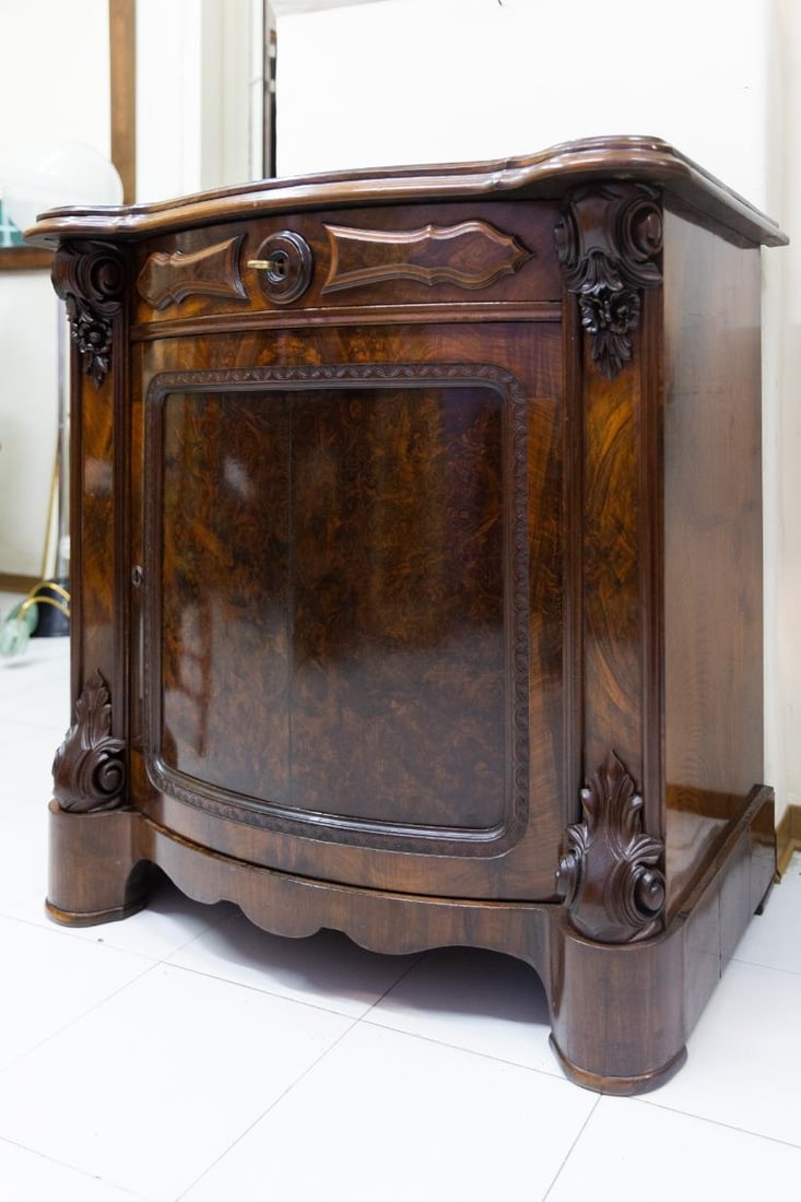 Credenza siciliana in noce fiammata: Perfettamente restaurata