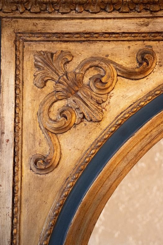 Libreria in legno laccato e dorato in stile: ...