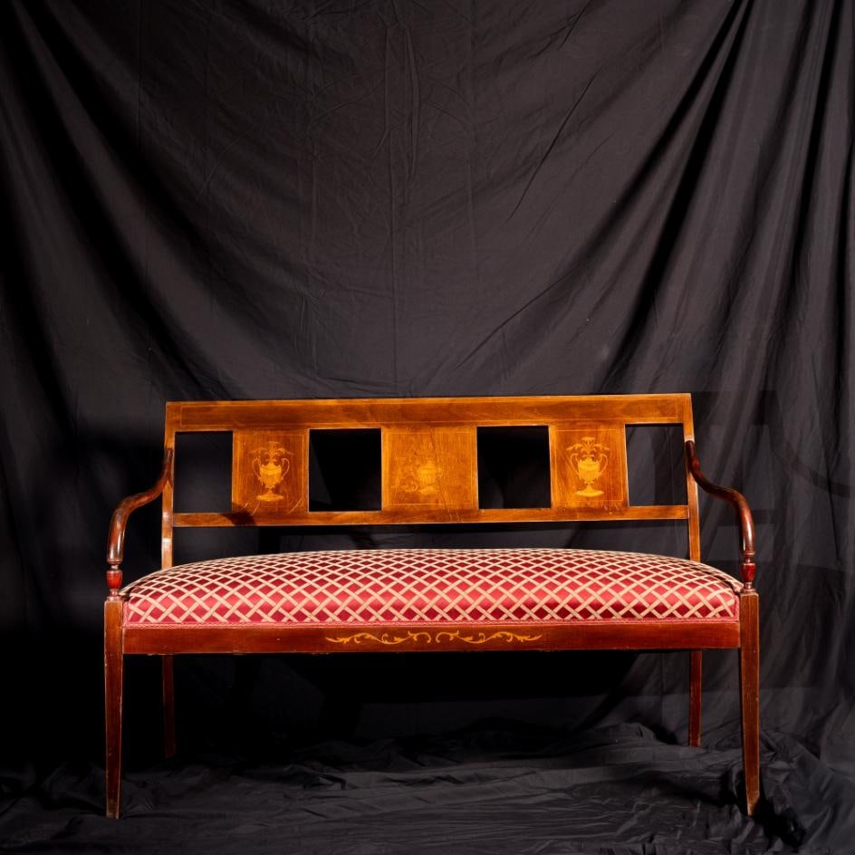 Divanetto intarsiato liberty: Divanetto liberty in legno di noce con intarsi.Altezza complessiva 86 cm, altezza seduta47 cm, larghezza totale 139 cm