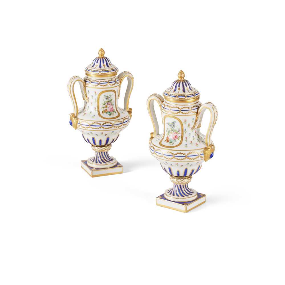 PAIR OF SÃˆVRES STYLE URNS AND COVERS LATE 19TH/ EARLY: PAIR OF SÃˆVRES STYLE URNS AND COVERS LATE 19TH/ EARLY 20TH CENTURY of twin handled form, raised on a socle base and square section foot, the domed covers with finial handles, the body decorated to 