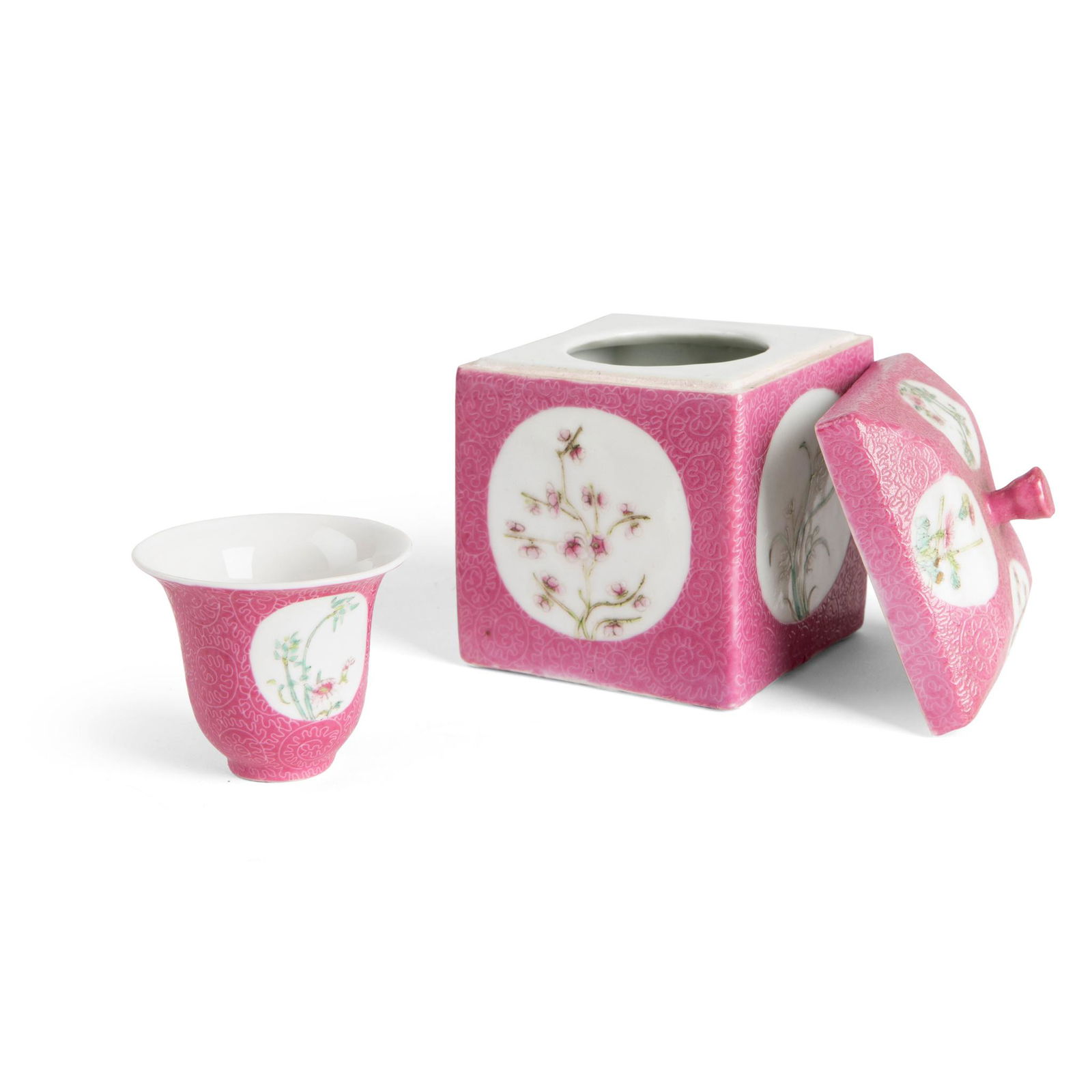 FAMILLE ROSE PINK-GROUND WINE CUP WITH WARMER AND COVER: FAMILLE ROSE PINK-GROUND WINE CUP WITH WARMER AND COVER KANGXI MARK BUT LATER 民國 康熙款 粉彩胭脂紅地軋道開光