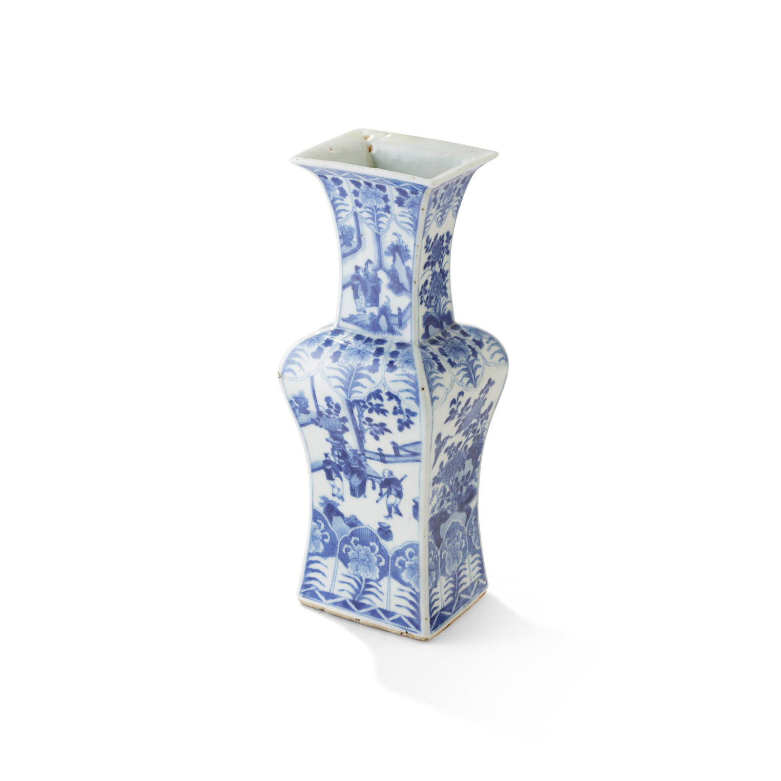 BLUE AND WHITE SQUARE-SECTIONED VASE QING DYNASTY, 19TH: BLUE AND WHITE SQUARE-SECTIONED VASE QING DYNASTY, 19TH CENTURY æ¸… åº·ç†™æ¬¾ é’èŠ±äººç‰©èŠ±é³¥ç´‹å››æ–¹ç“¶ potted with high shoulders, flared rim an