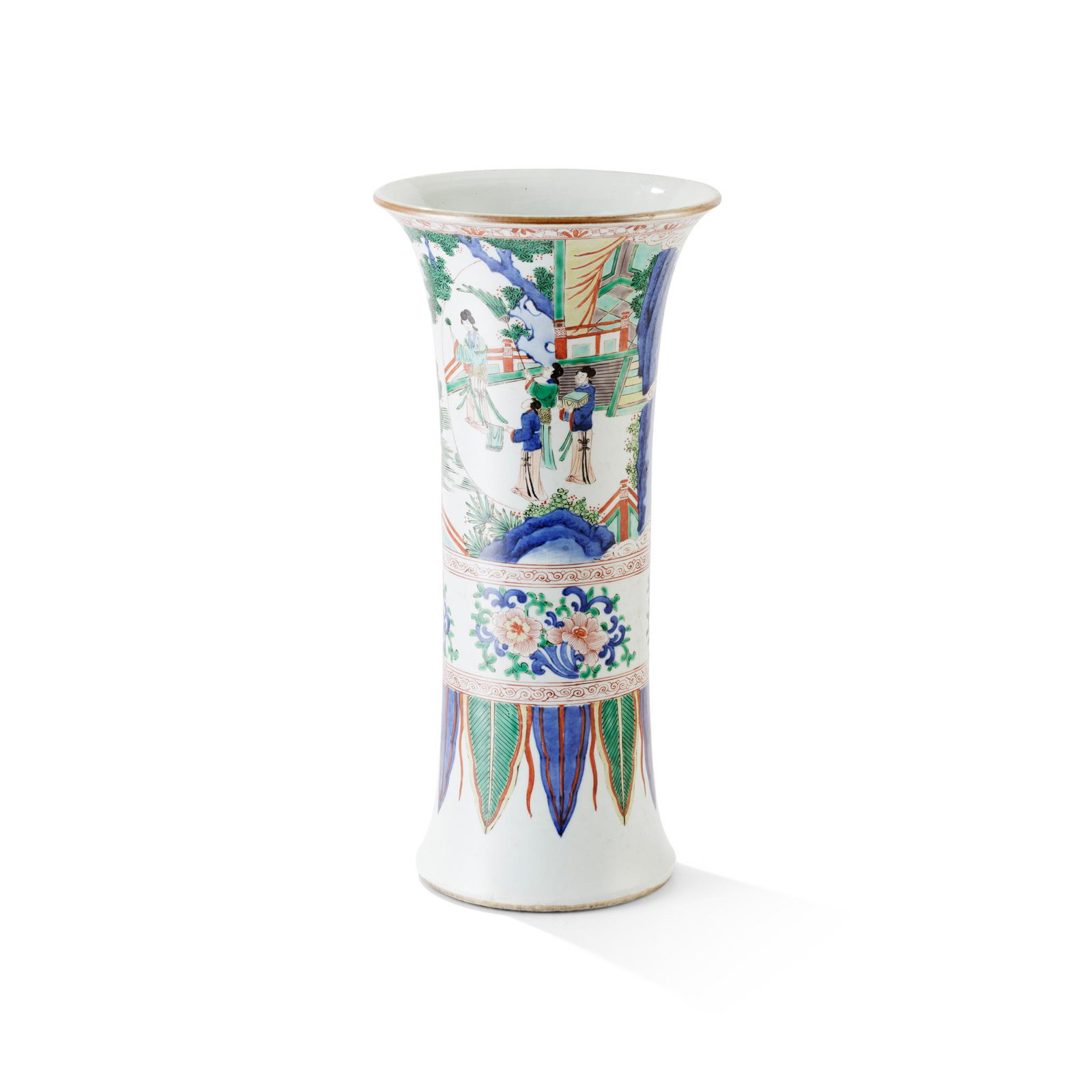 WUCAI BEAKER VASE 19TH-20TH CENTURY: WUCAI BEAKER VASE 19TH-20TH CENTURY åä¹è‡³äºŒåä¸–ç´€ äº”å½©äººç‰©æ•…äº‹ç´‹èŠ±è§š of gu form, painted on the upper section with figures courting at n