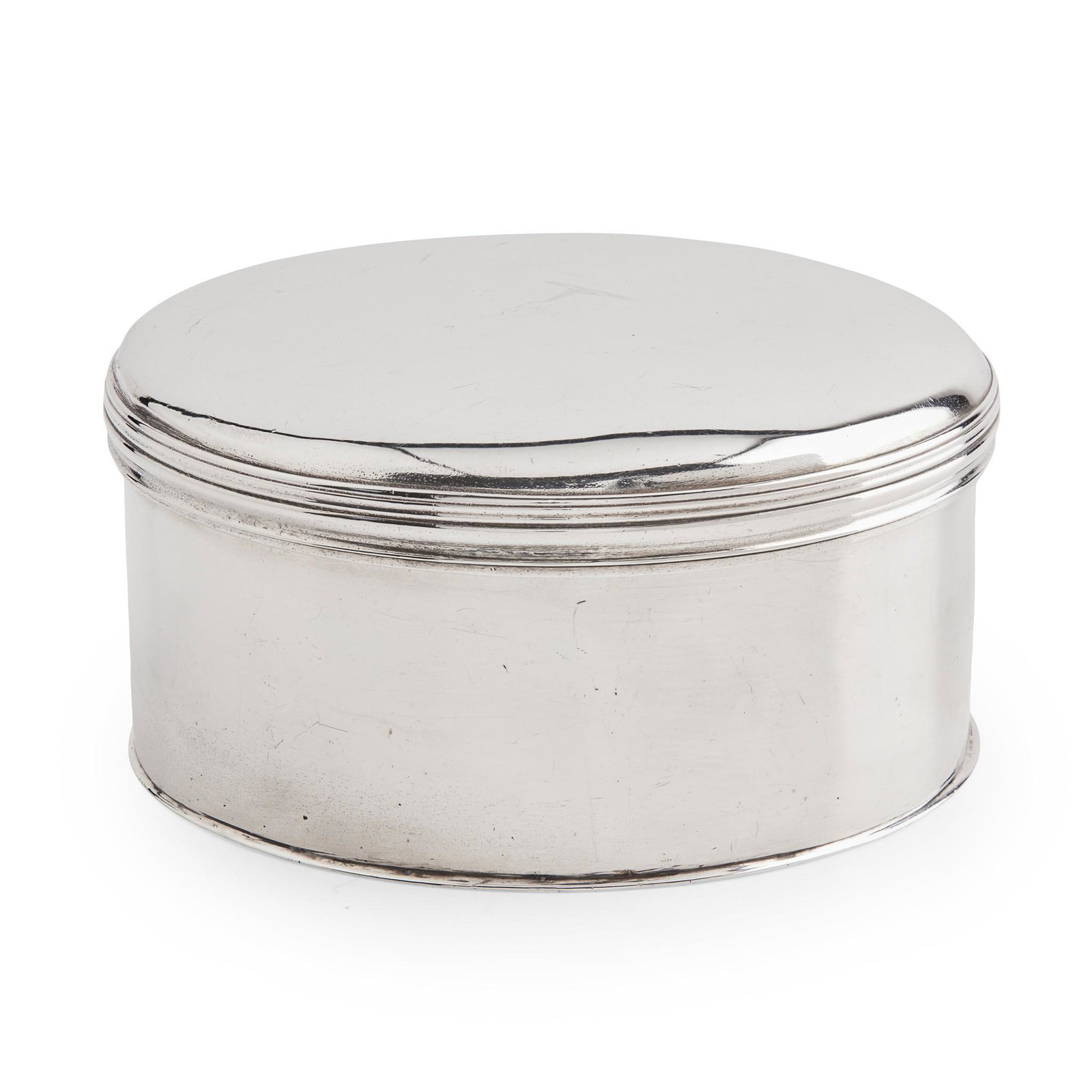 A George III circular box: A George III circular box Thomas Phipps & Edward Robinson, London 1803, of plain round design, the pull-off lid with a threaded border (Diameter: 8.5cm, weight: 6oz)