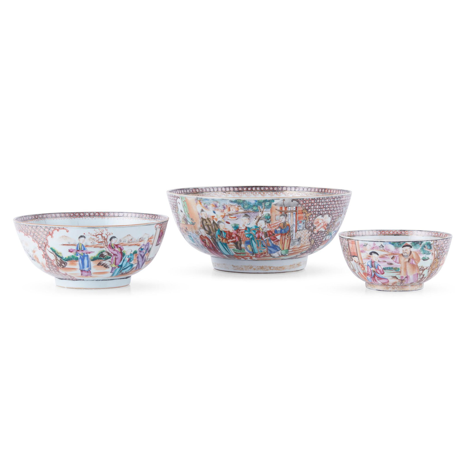 GROUP OF THREE GRADUAL EXPORT FAMILLE ROSE BOWLS QING DYNASTY, 18TH CENTURY: GROUP OF THREE GRADUAL EXPORT FAMILLE ROSE BOWLS QING DYNASTY, 18TH CENTURY 清 外銷粉彩人物故事紋碗（共三件