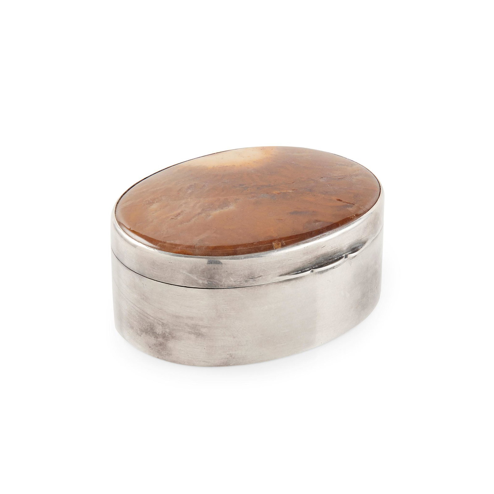 BALLATER - A SCOTTISH PROVINCIAL AGATE SNUFF BOX WILLIAM ROBB: BALLATER - A SCOTTISH PROVINCIAL AGATE SNUFF BOX WILLIAM ROBB marked ROBB/ BALLATER, Edinburgh 1908, of oval outline, the hinged lid set with a brown moss agate, scallop thumbpiece (5.6cm diameter)