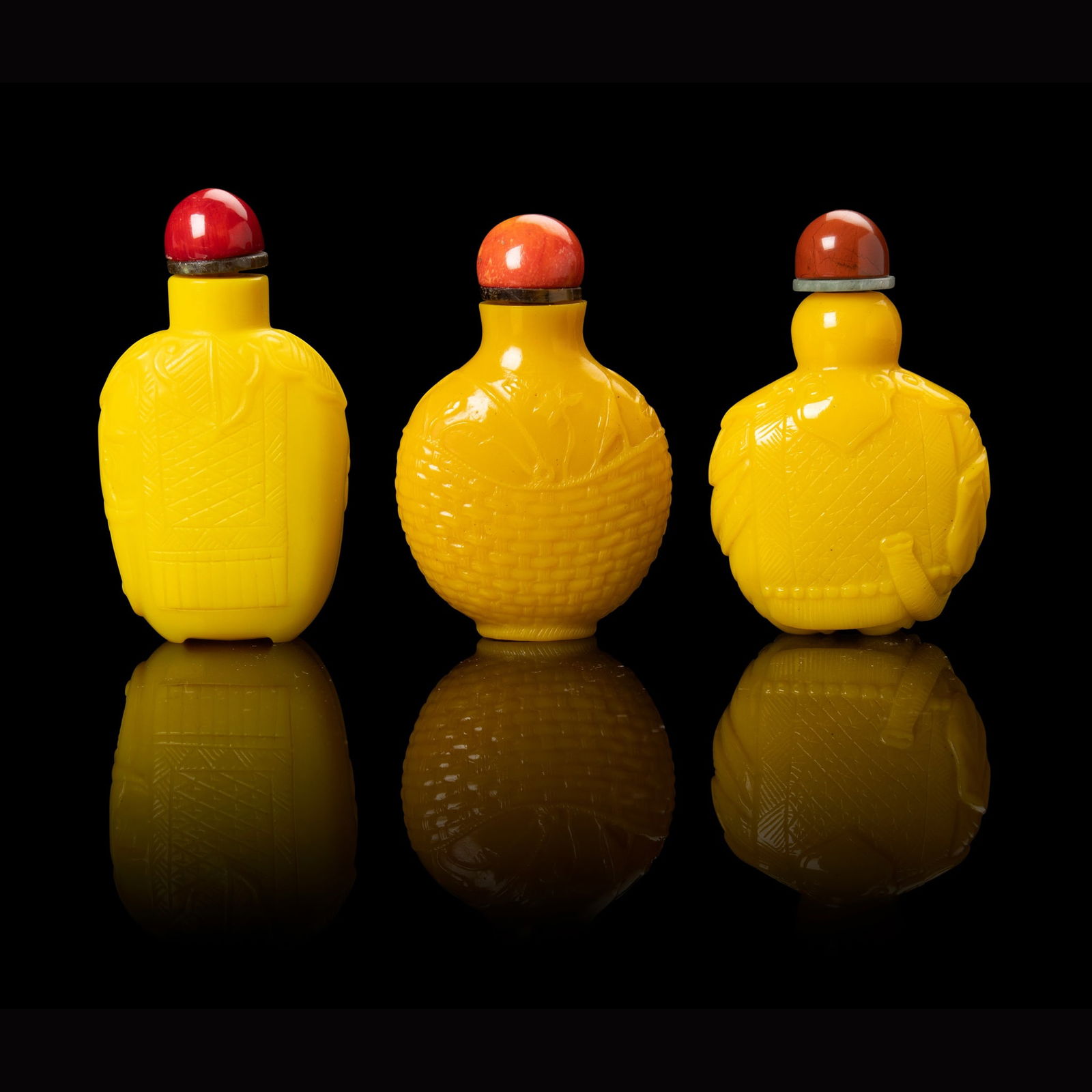 GROUP OF THREE YELLOW GLASS SNUFF BOTTLES QING DYNASTY, 19TH CENTURY (1 of 3)