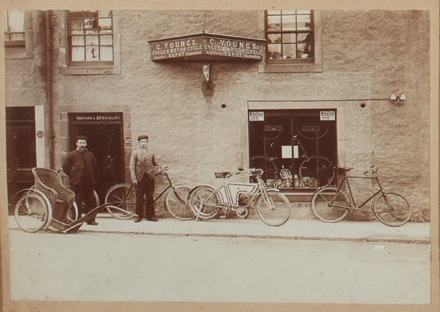 Trams, automobiles, delivery lorries, motorbikes and airship (1 of 2)