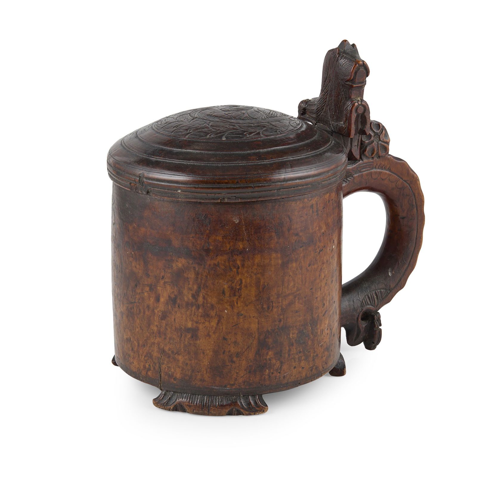 NORWEGIAN BURR BIRCH 'PEG' TANKARD: NORWEGIAN BURR BIRCH 'PEG' TANKARD LATE 18TH/ EARLY 19TH CENTURY the slightly domed cover carved in low relief with scrolling foliage, the incised handle with a stylised lion thumbpiece, on three carv