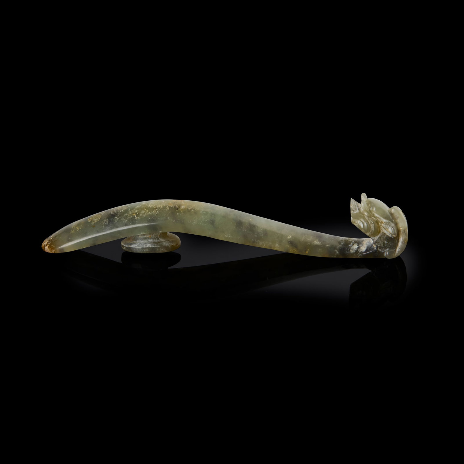 [PRIVATE ENGLISH COLLECTION, ENGLAND] CHINESE GREYISH CELADON WITH RUSSET INCLUSIONS BELT HOOK: [PRIVATE ENGLISH COLLECTION, ENGLAND] CHINESE GREYISH CELADON WITH RUSSET INCLUSIONS BELT HOOK MING DYNASTY, 17TH CENTURY 明 青灰玉帶沁雕龍首ñ