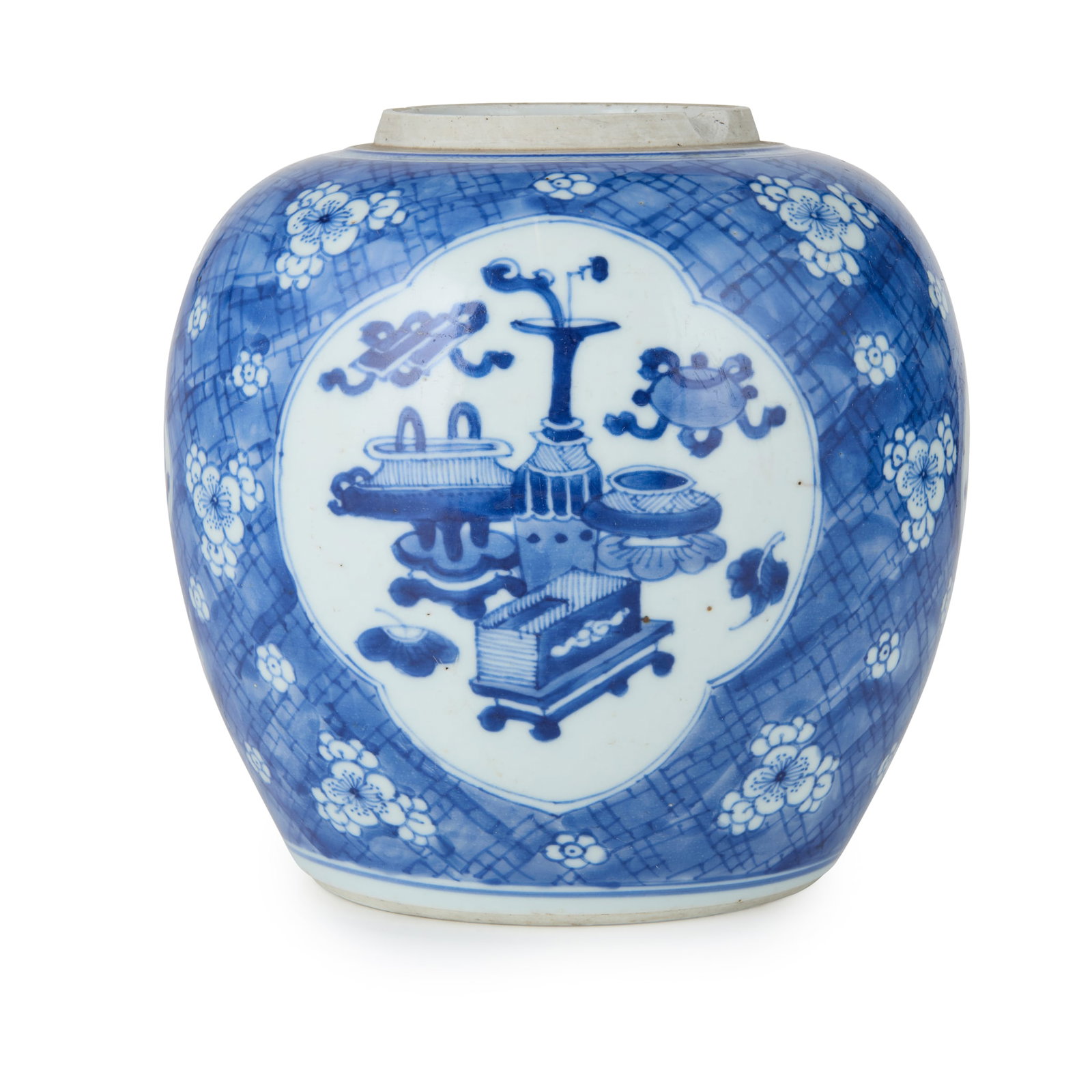 CHINESE BLUE AND WHITE 'ANTIQUITIES' GINGER JAR: CHINESE BLUE AND WHITE 'ANTIQUITIES' GINGER JAR QING DYNASTY, KANGXI PERIOD 清康熙 青花博古圖冰梅紋罐painted with ‘one hun