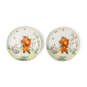 PAIR OF CHINESE FAMILLE ROSE 'ZHONG KUI' PLATES (1 of 2)