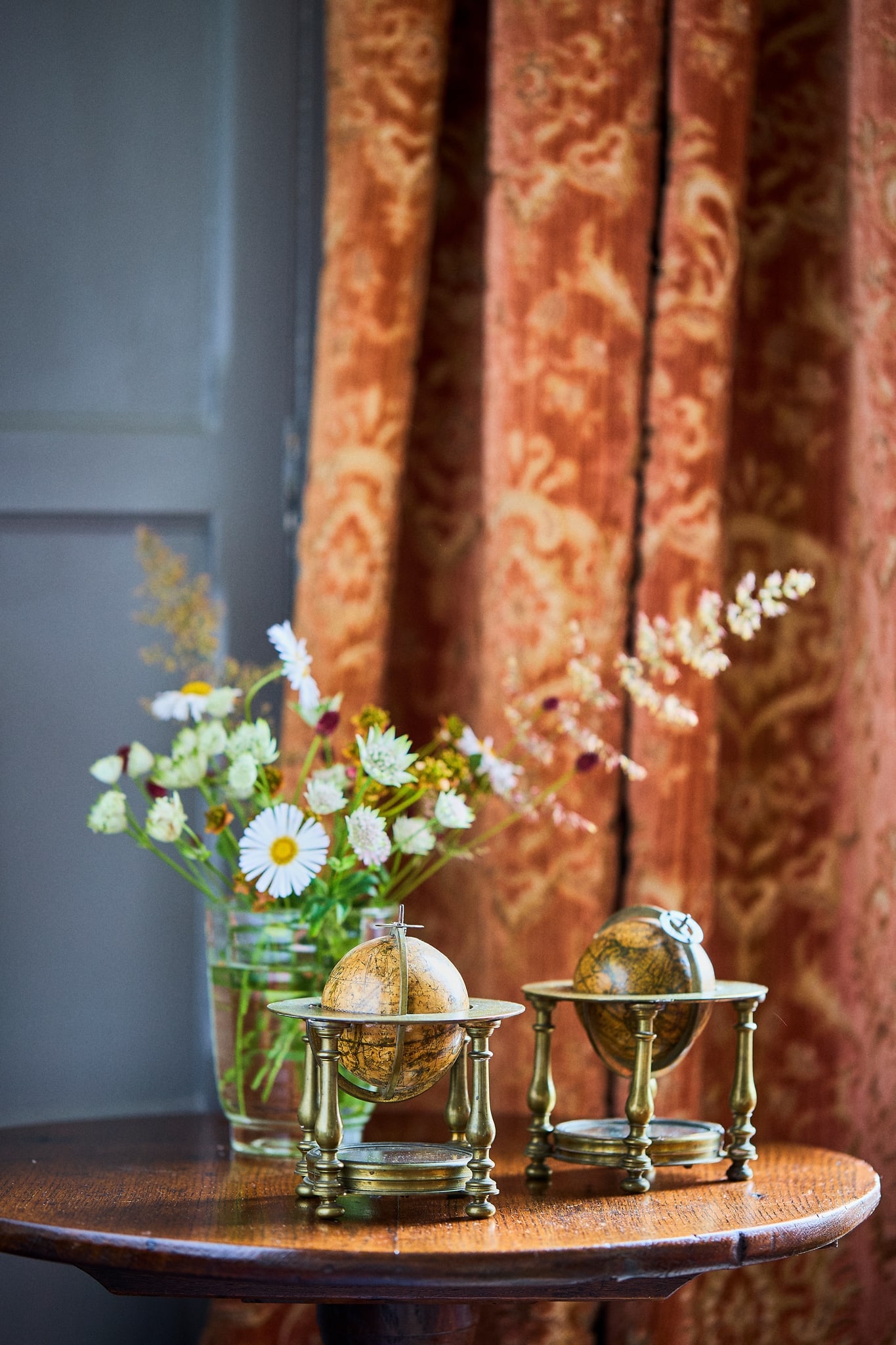 FINE AND RARE PAIR OF ENGLISH 2 3/4 INCH JOHN SENEX GLOBES ON PRESENTATION STANDS: FINE AND RARE PAIR OF ENGLISH 2 3/4 INCH JOHN SENEX GLOBES ON PRESENTATION STANDS MID 18TH CENTURY the stands attributed to George Adams, Instrument Maker to King George II, the cartouche printed R