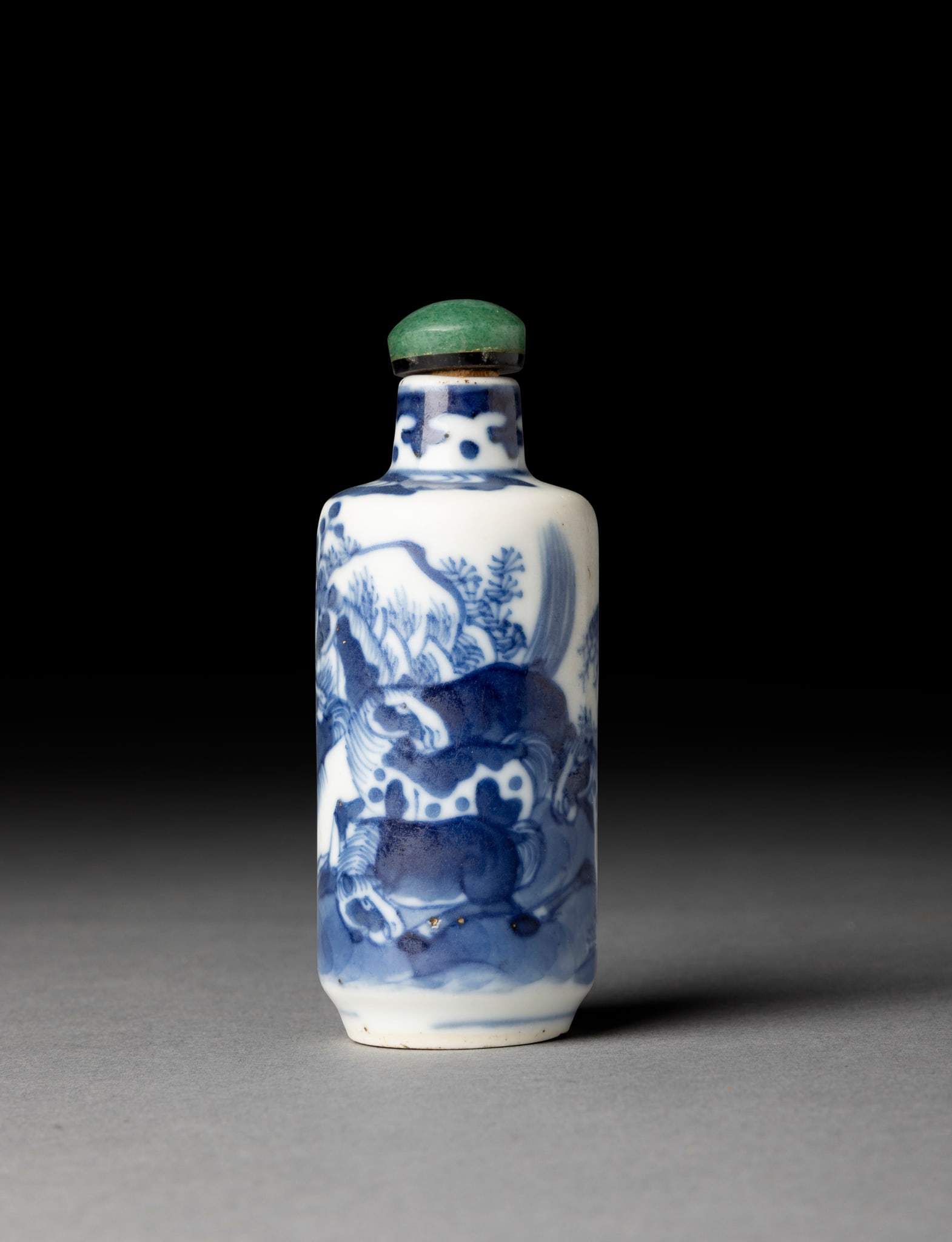 [COLLECTION OF PROF. J. GILBERT & CORA MCALLISTER] CHINESE BLUE AND WHITE 'EIGHT HORSES' SNUFF