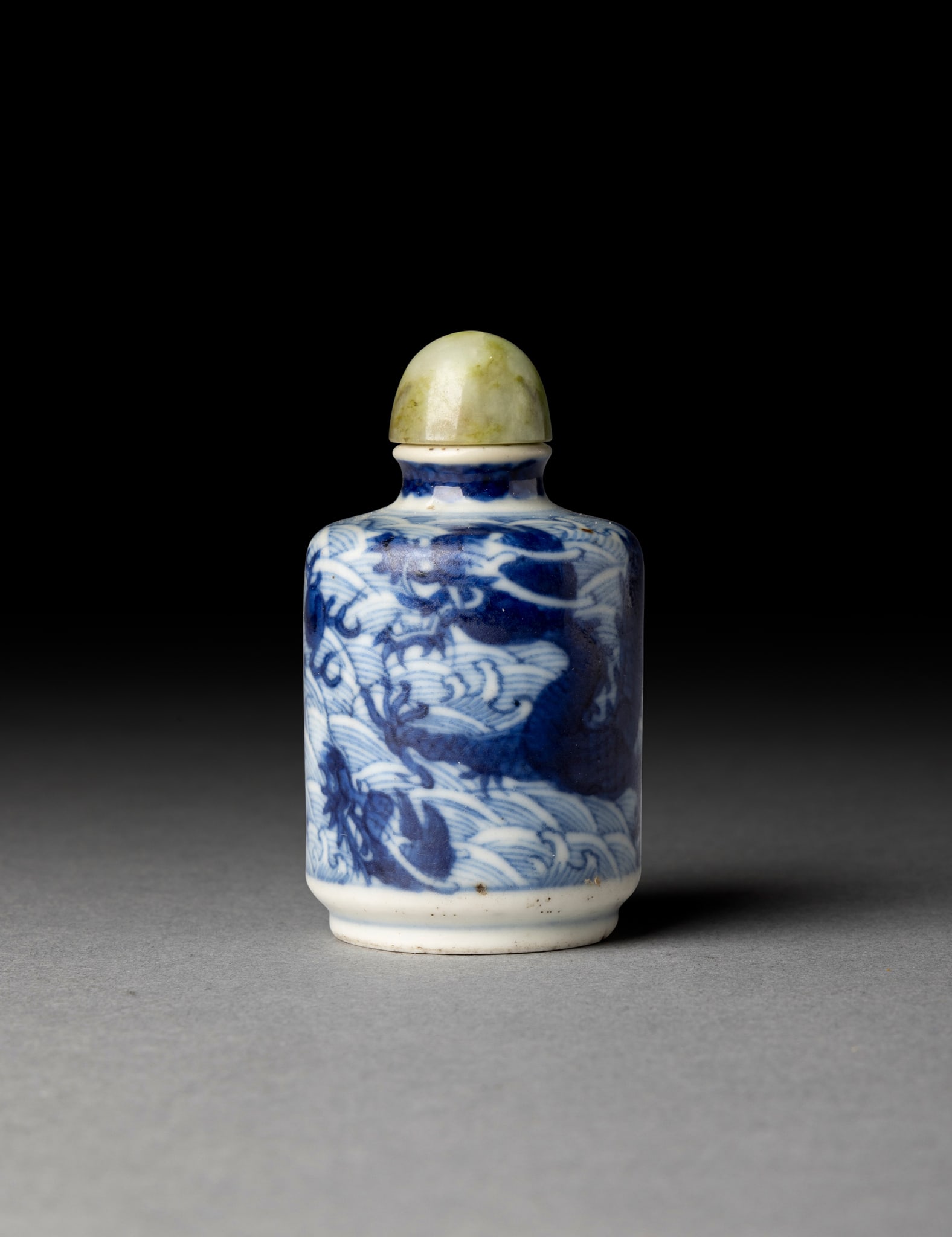 [COLLECTION OF PROF. J. GILBERT & CORA MCALLISTER] CHINESE BLUE AND WHITE 'DRAGON' SNUFF BOTTLE (1 of 5)