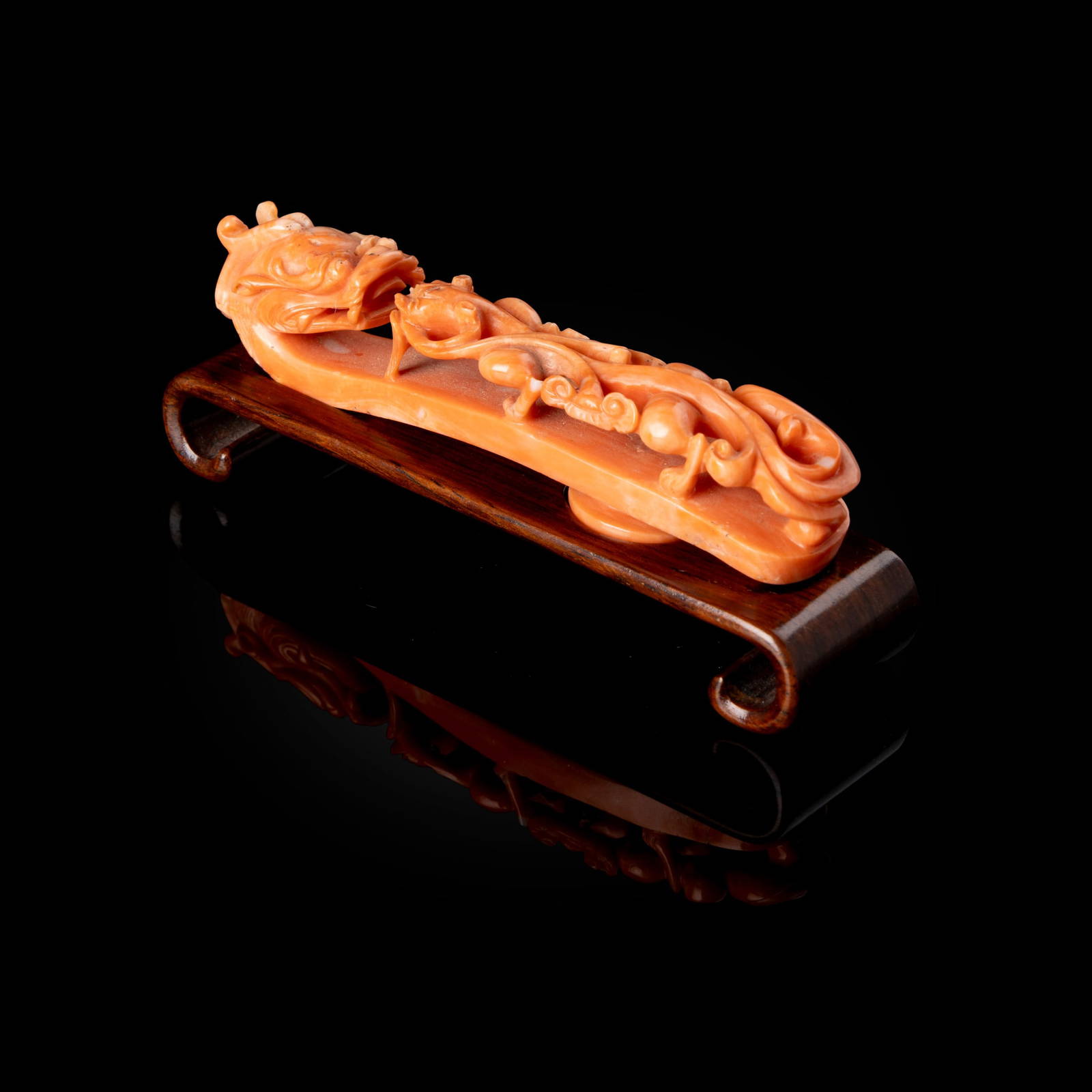 Y RARE CHINESE CORAL 'DRAGON' BELT HOOK