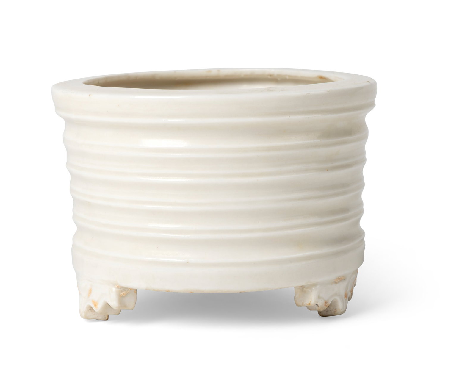CHINESE DEHUA CENSER: CHINESE DEHUA CENSER MING TO QING DYNASTY 明至清 德化白瓷弦紋三足爐of cylindrical form tapering down, the exterior with thin hor