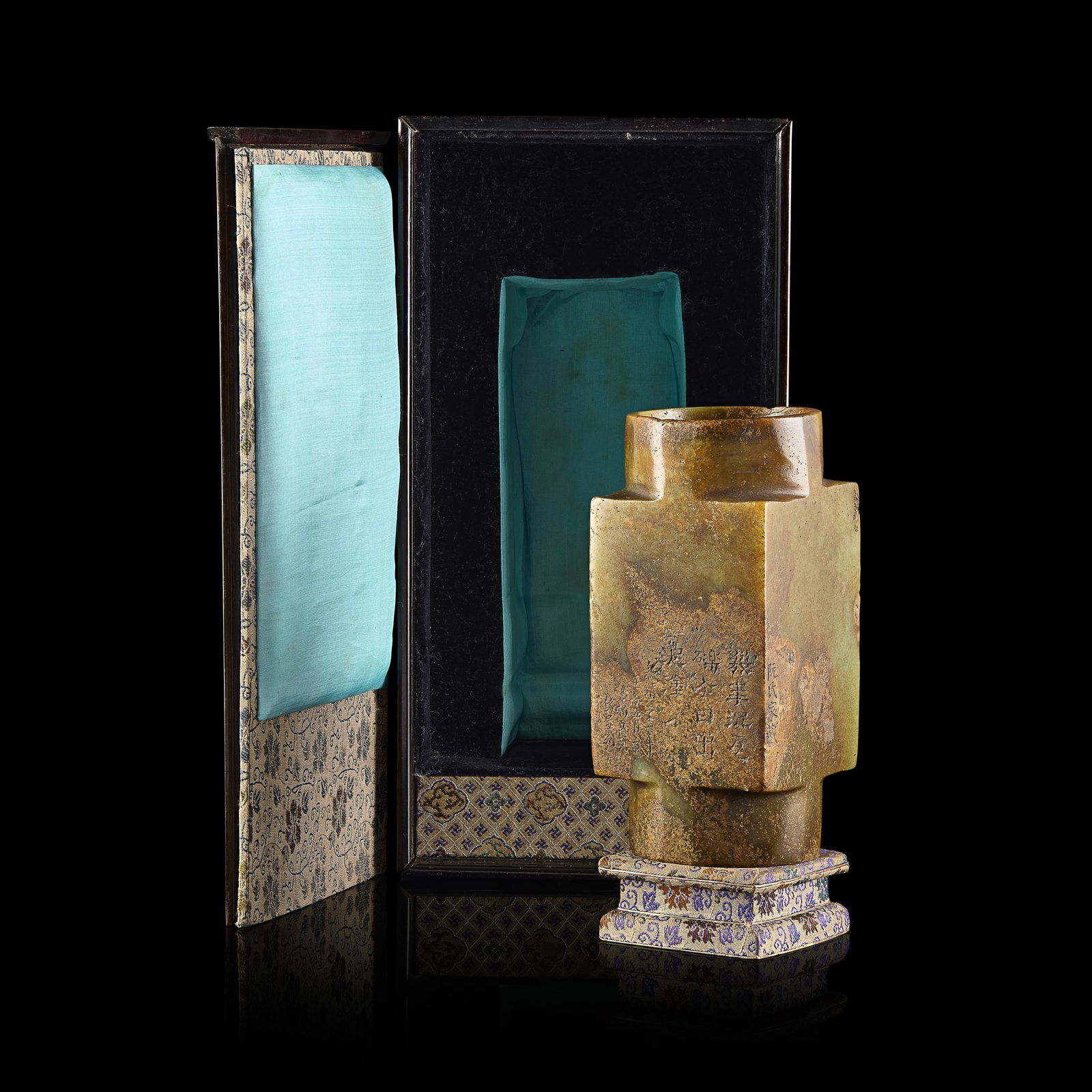 [COLLECTION FROM HOMER LING] CHINESE JADE CONG: [COLLECTION FROM HOMER LING] CHINESE JADE CONG 20TH CENTURY 二十世紀 玉琮 錦座