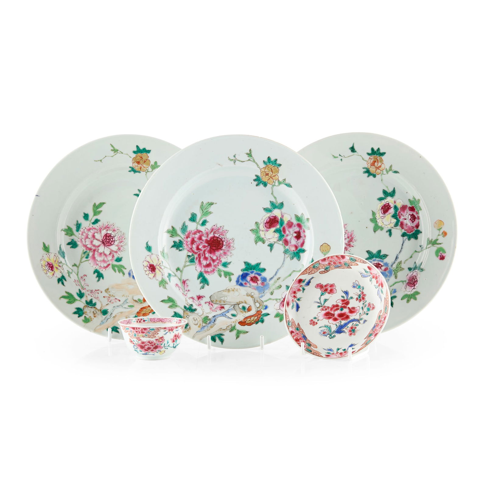 [PRIVATE COLLECTION, WEST OF SCOTLAND] GROUP OF FIVE CHINESE EXPORT FAMILLE ROSE WARES: [PRIVATE COLLECTION, WEST OF SCOTLAND] GROUP OF FIVE CHINESE EXPORT FAMILLE ROSE WARES QING DYNASTY, 18TH CENTURY 清 外銷粉彩花卉紋杯盞Ö