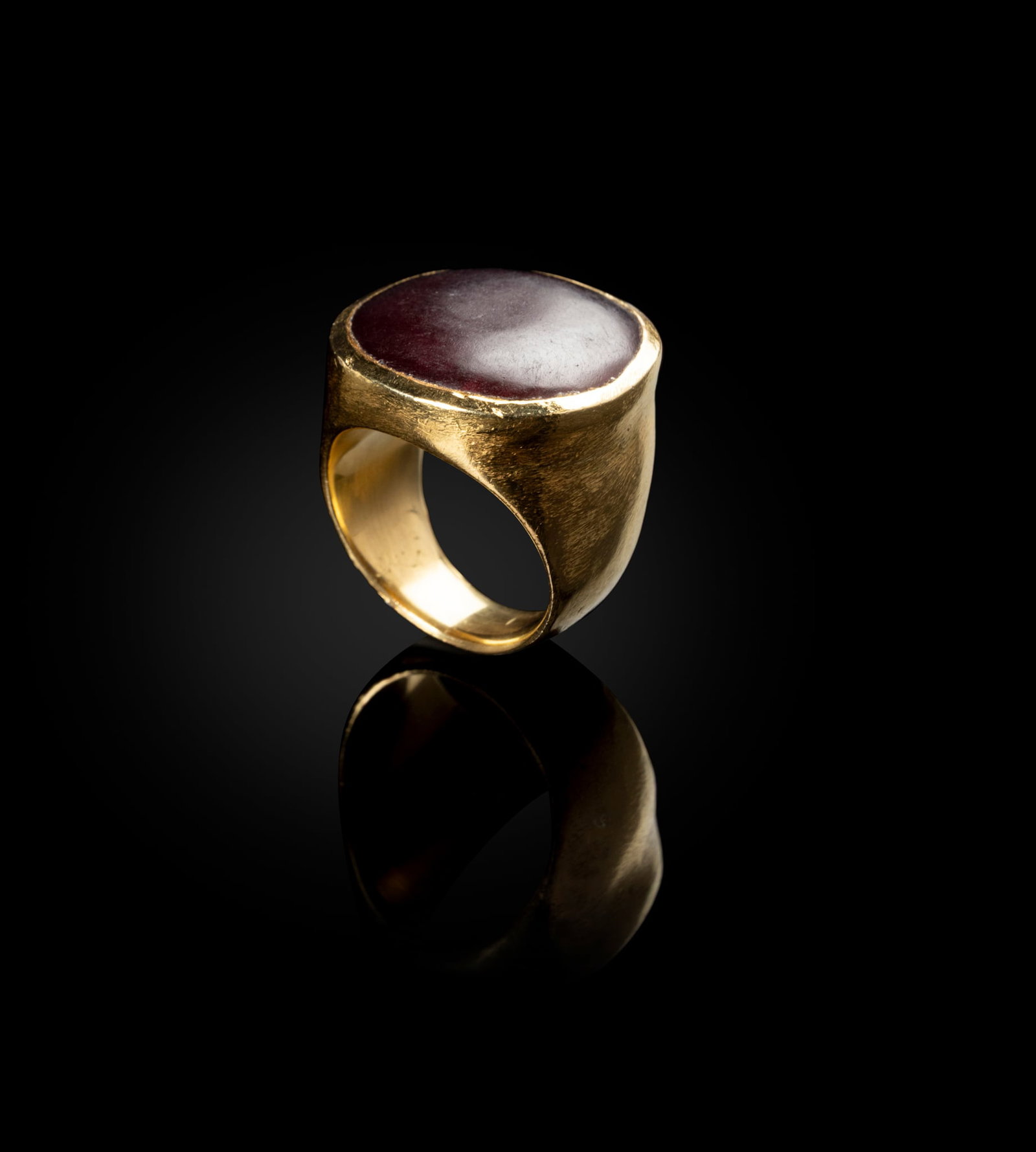 § BREON O'CASEY (BRITISH 1928-2011): BREON O'CASEY (BRITISH 1928-2011) RING stamped maker's mark BOC, hallmarked for Birmingham 1971, 18ct gold set with oval dark red hard stone Ring size: M / M½ Klaus and Gertrud Anschel and by des