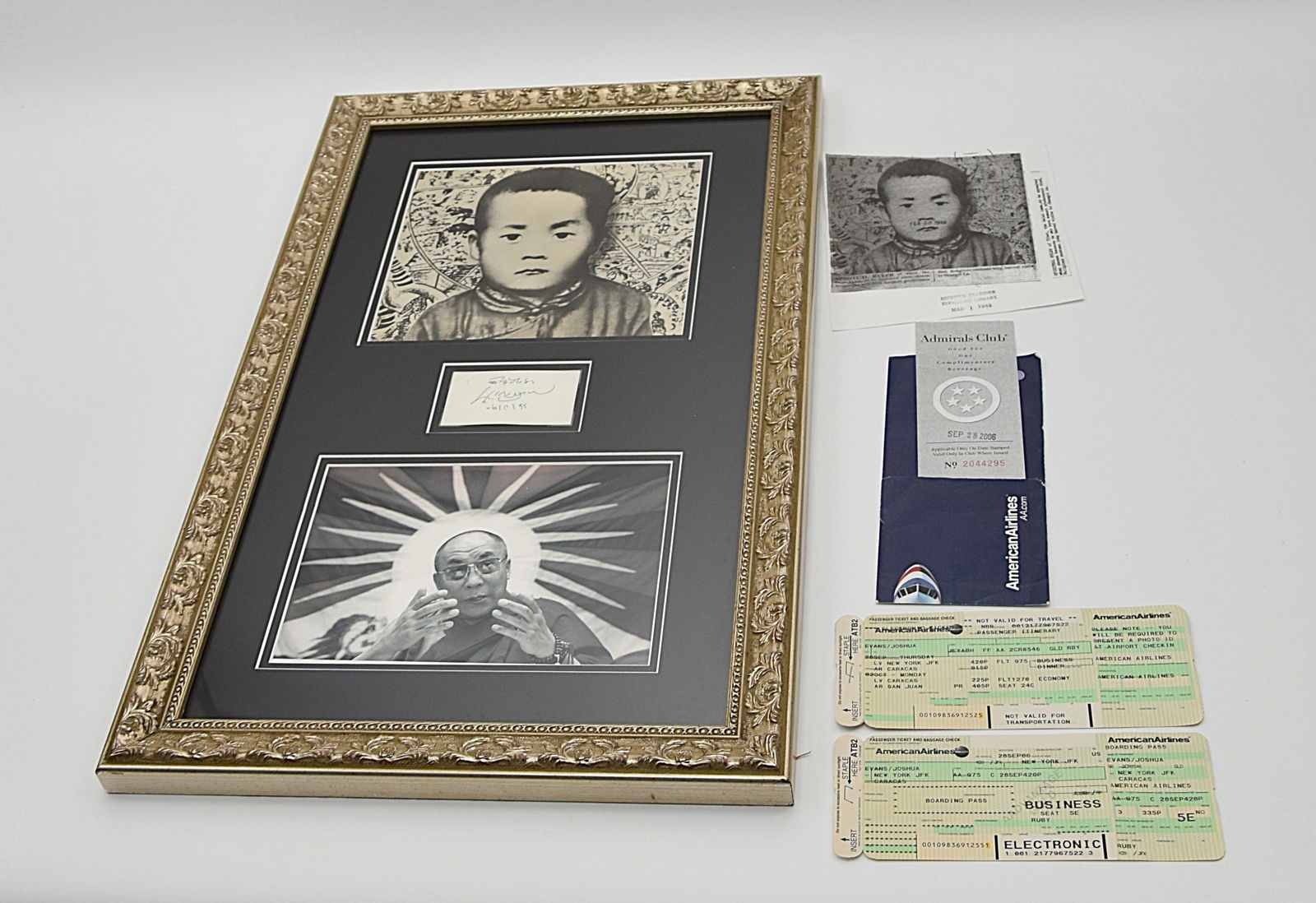 DALAI LAMA SIGNED BUISNESS CARD IN PROFESSIOANNLY FRAMED DISPLAY CASE (1 of 8)