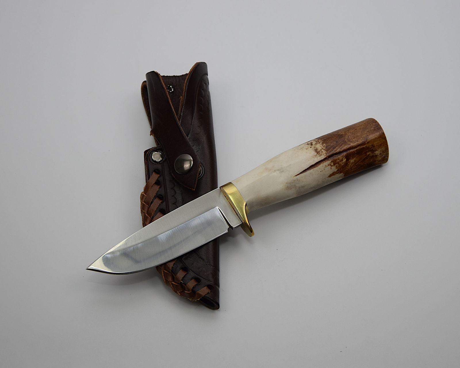 VINTAGE ALASKA HAND MADE KNIFE: Vintage Alaska Leather Sheath Bone Handle Knife. HAND MADE. Size: 10 in. total length, blade only 4 1/4 in., blade width 1 1/4 in. All measurements are approximate. Condition: Please see pictures. Pro